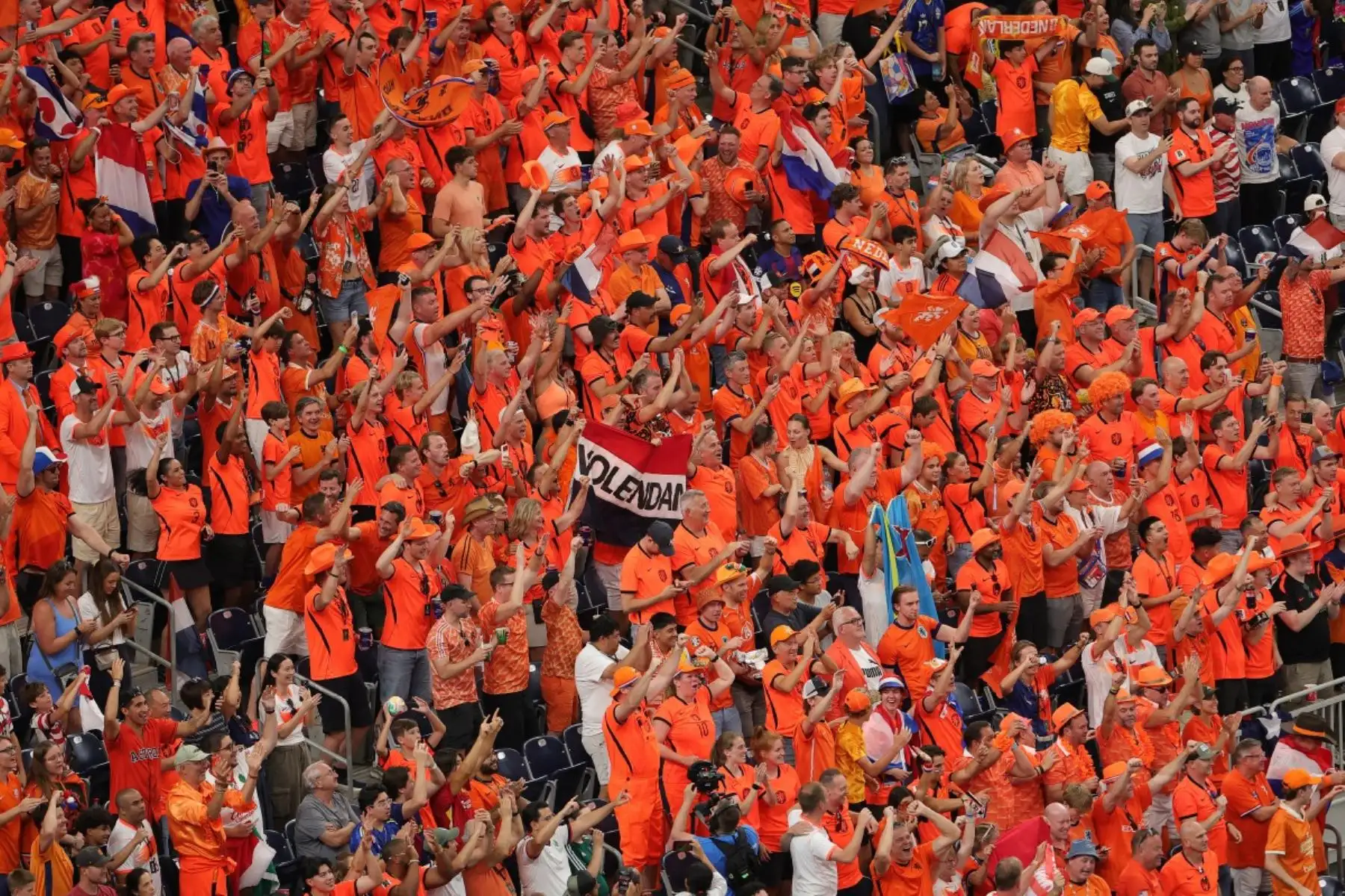 Aficionados de los Países Bajos celebran el tercer gol de su equipo durante el partido del Grupo F de la Copa Mundial de la FIFA 2026 entre los Países Bajos y Suecia en el Estadio de Houston el 20 de junio en Houston, Texas. Foto: Getty Images / AFP