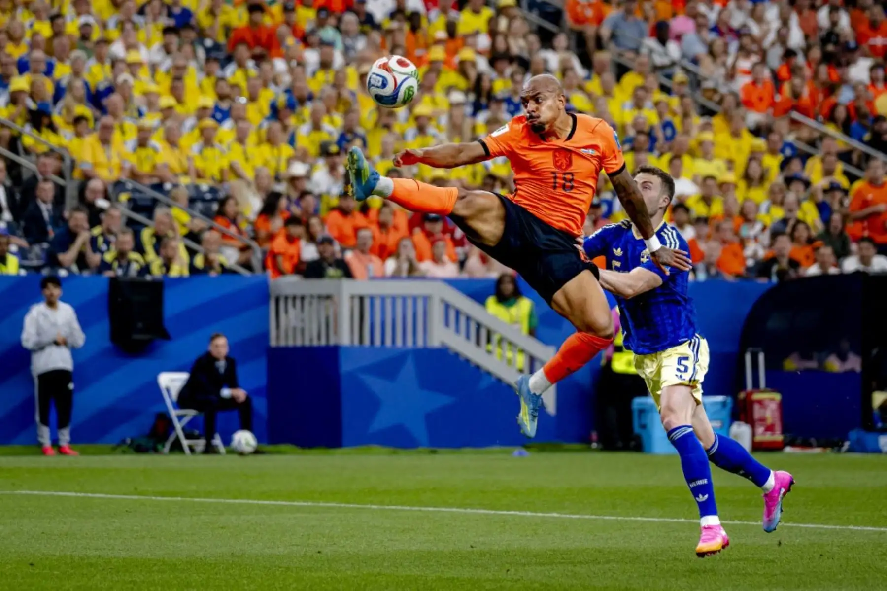 Donyell Malen de los Países Bajos y Gabriel Gudmundsson de Suecia compiten por el balón durante el partido de la Copa Mundial de 2026 en el NRG Stadium de Houston, Estados Unidos, el 20 de junio de 2026. Foto: NurPhoto / AFP