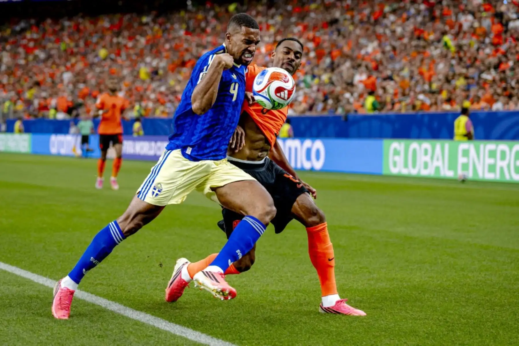 Isak Hien de Suecia y Ryan Gravenberch de los Países Bajos se enfrentan por el balón durante la Copa Mundial de 2026 en el NRG Stadium de Houston, Estados Unidos, el 20 de junio de 2026. Foto: NurPhoto / AFP