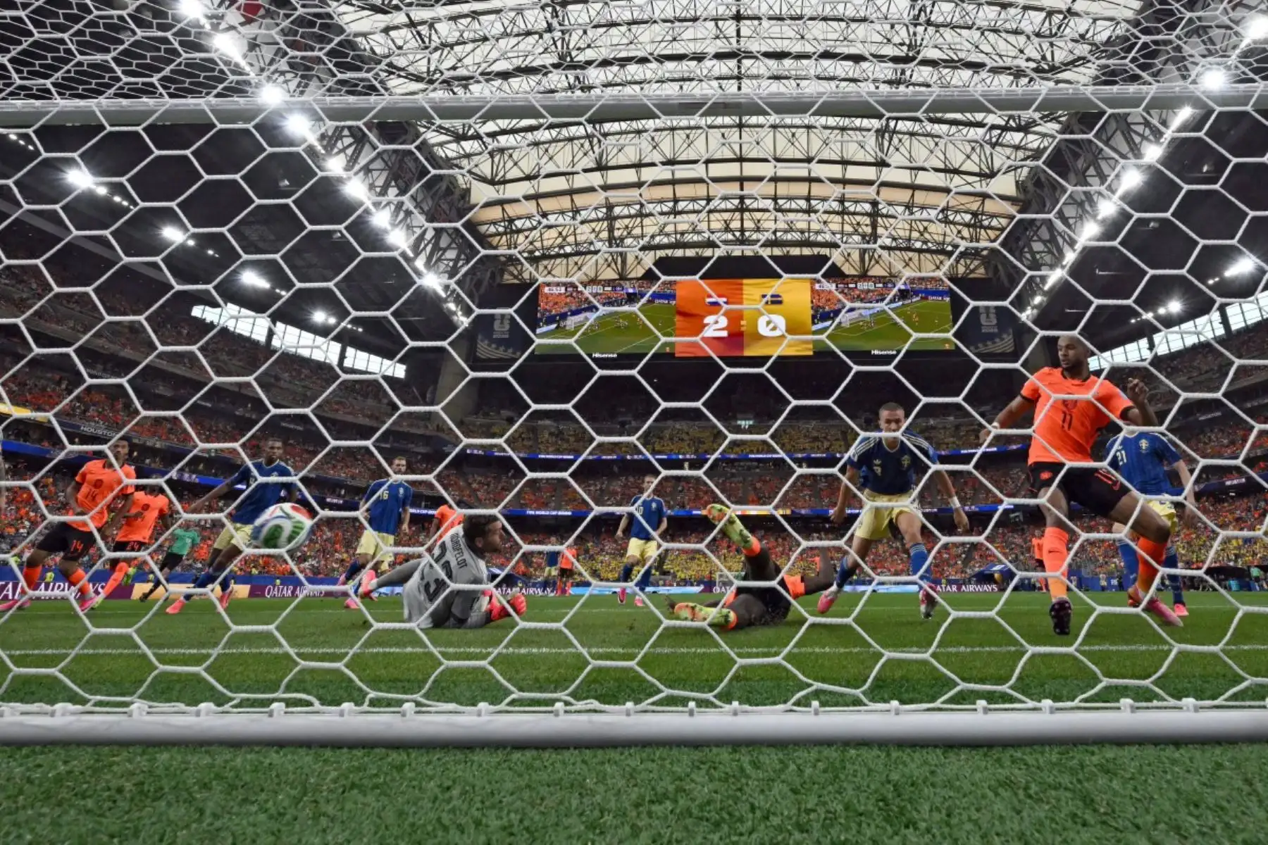 El delantero neerlandés número 11, Cody Gakpo, anota el tercer gol de su equipo durante el partido de fútbol del Grupo F de la Copa Mundial de 2026 entre los Países Bajos y Suecia en el Estadio de Houston el 20 de junio de 2026. Foto: AFP