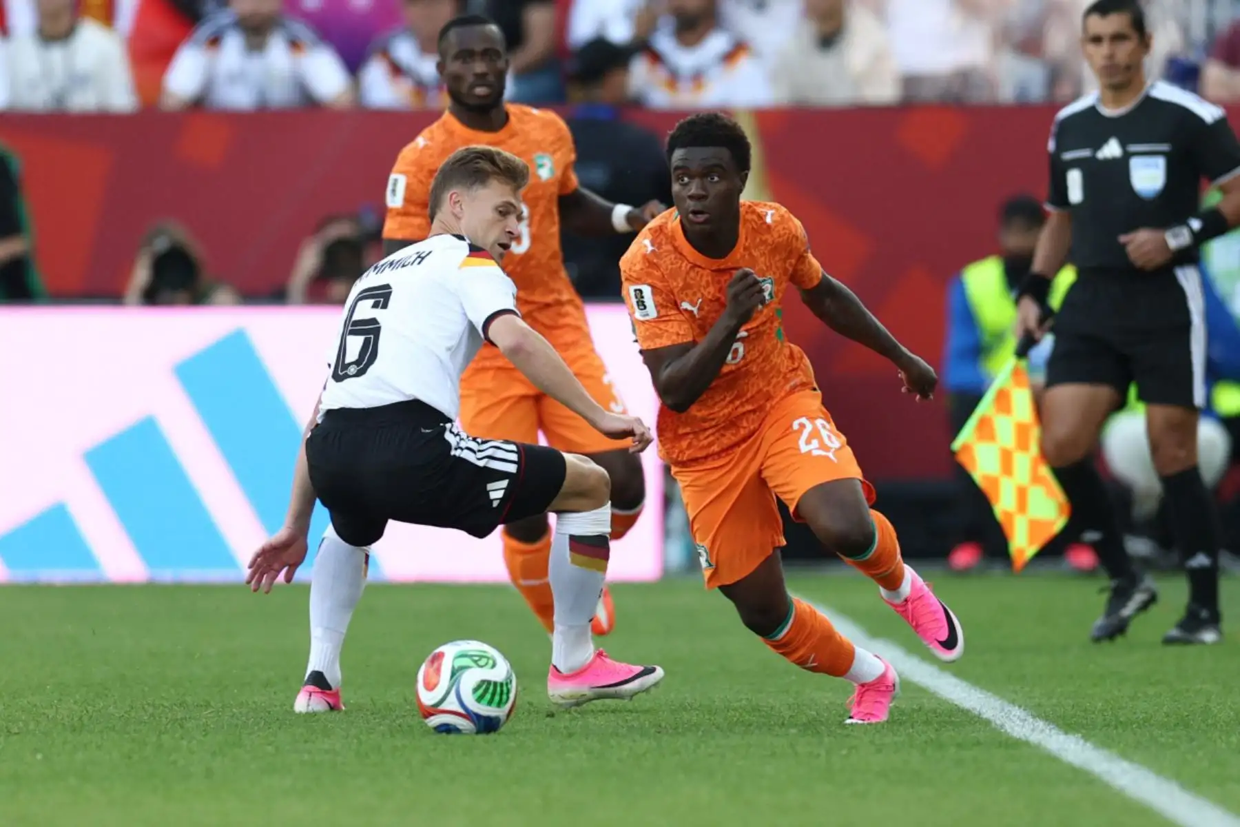 El defensa alemán Joshua Kimmich, centrocampista marfileño Christ Inao Oulai, número 26, disputan el balón durante el partido de fútbol del Grupo E del Mundial 2026 entre Alemania y Costa de Marfil. Foto: ANDINA/ AFP