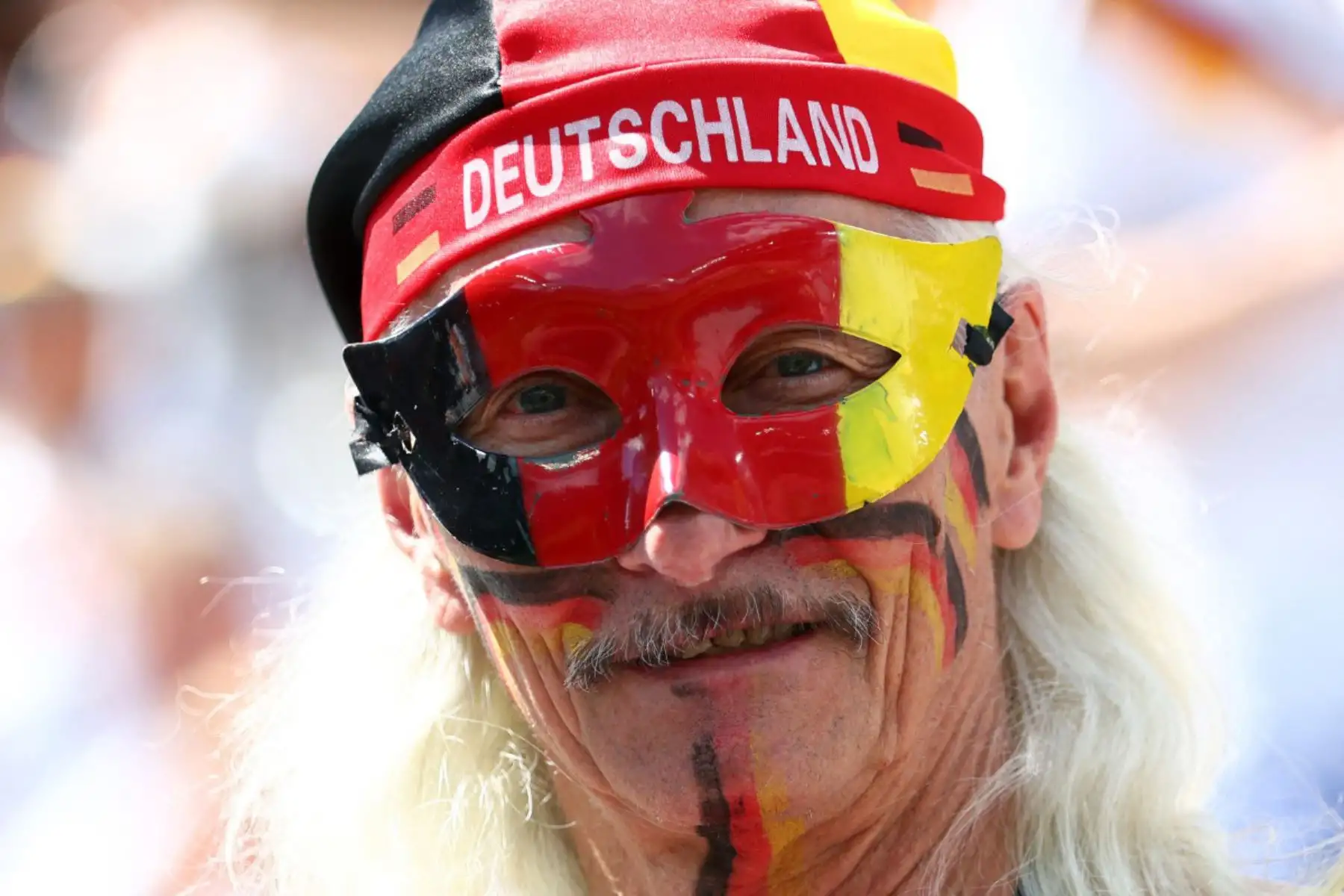 Un aficionado alemán posa antes del partido de fútbol del Grupo E del Mundial de 2026 entre Alemania y Costa de Marfil en el Estadio de Toronto. Foto: ANDINA/AFP
