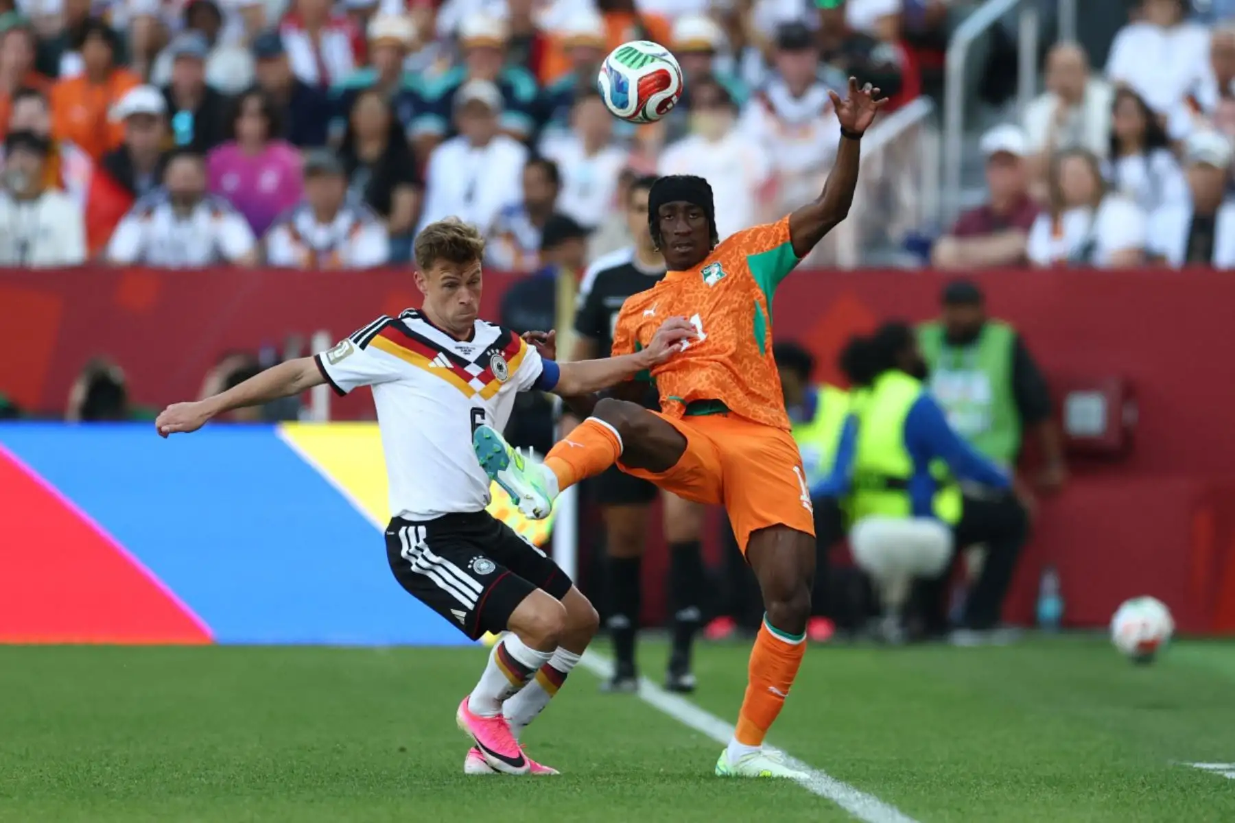 El defensa alemán Joshua Kimmich, disputa el balón con el delantero marfileño Yan Diomande, durante el partido de fútbol del Grupo E del Mundial 2026 entre Alemania y Costa de Marfil, disputado en el Estadio de Toronto. Foto: ANDINA/AFP