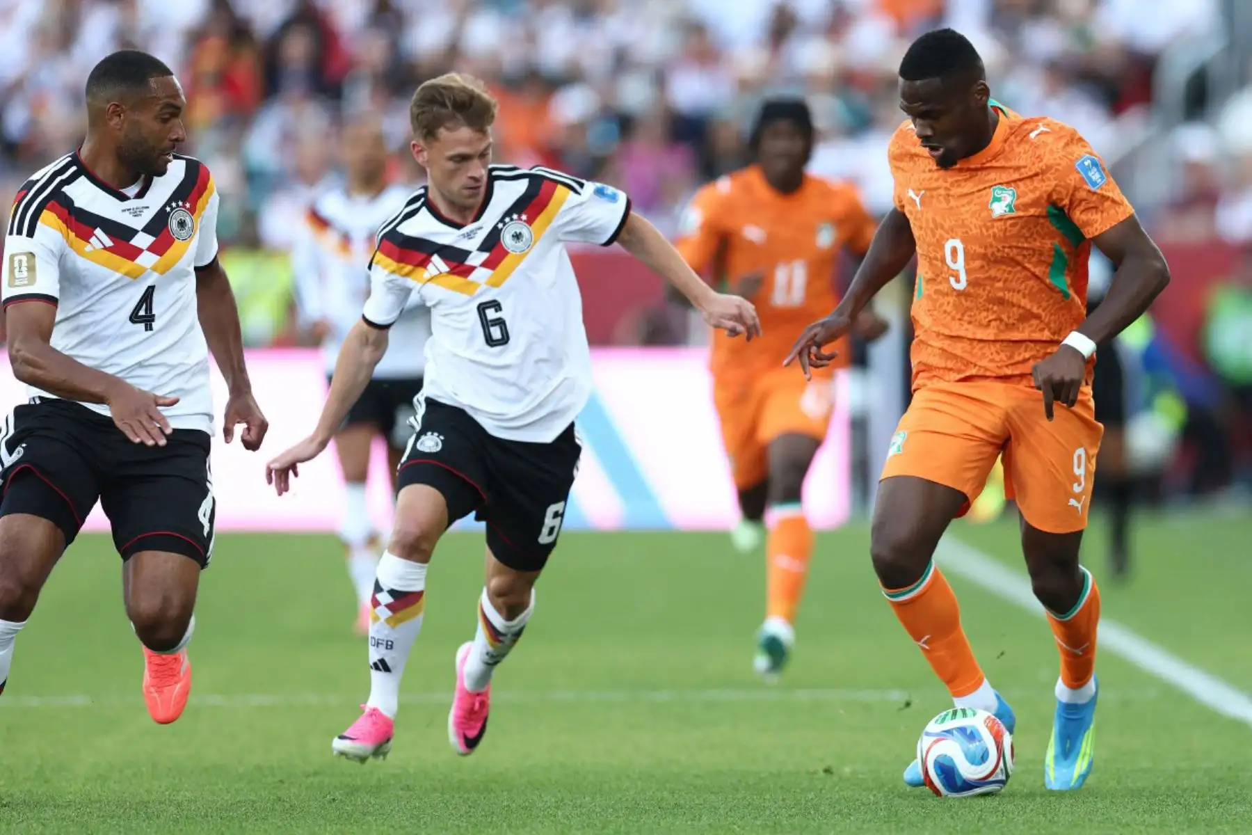 El delantero marfileño Ange-Yoan Bonny, disputa el balón con los defensas alemanes Jonathan Tah, y Joshua Kimmich, durante el partido de fútbol del Grupo E del Mundial 2026 entre Alemania y Costa de Marfil, disputado en el Estadio de Toronto. 
Foto: ANDINA//AFP