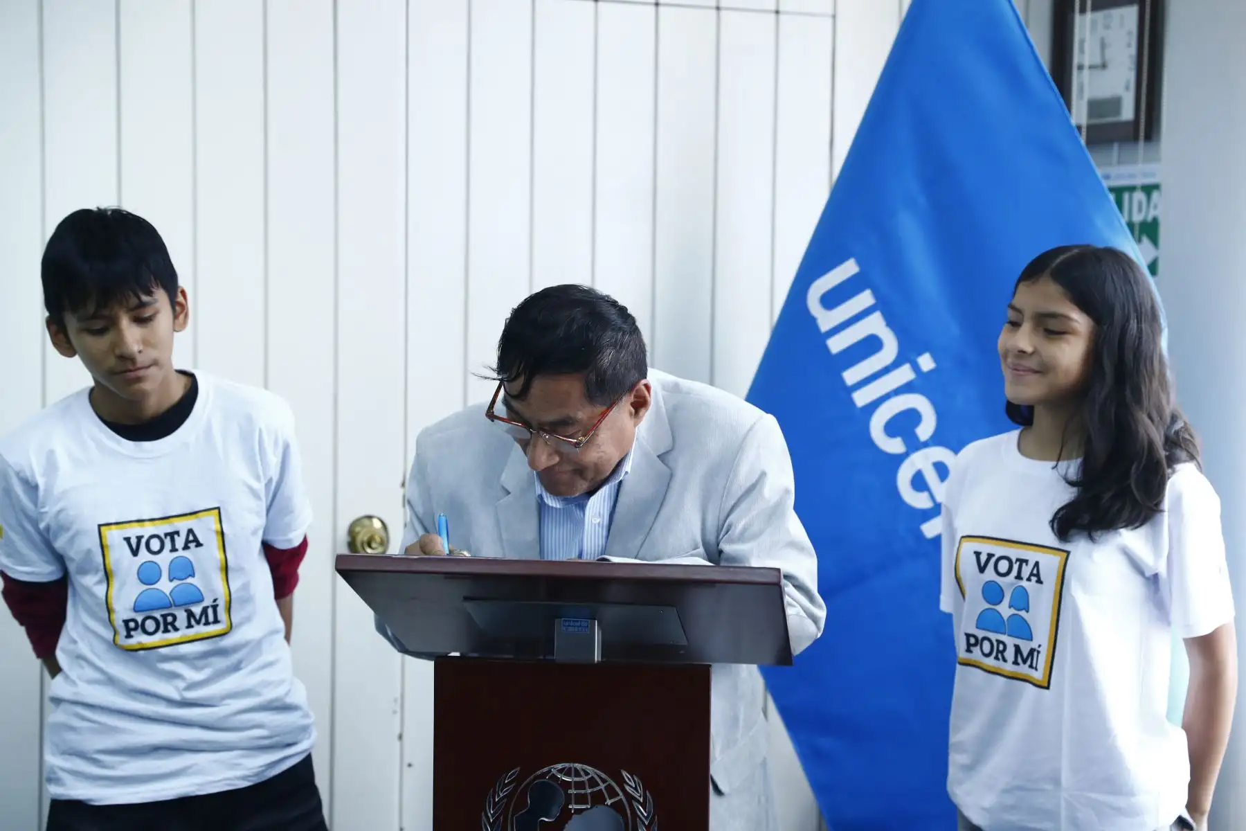 El senador electo del partido Juntos por el Perú, Saúl Armacanqui, participó en la firma del Compromiso por la Infancia con UNICEF, junto con un grupo de adolescentes. El representante de UNICEF en el Perú será el garante para su cumplimiento. Foto: ANDINA/Daniel Bracamonte