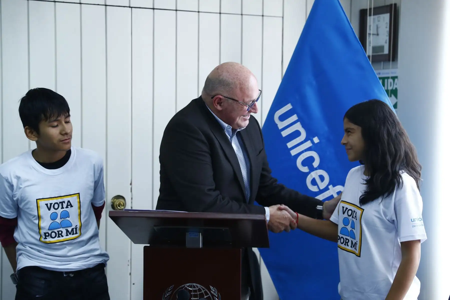 El senador electo de Renovación Popular, Francisco Calisto, participó en la firma del Compromiso por la Infancia con UNICEF, junto con un grupo de adolescentes. El representante de UNICEF en el Perú será el garante para su cumplimiento. Foto: ANDINA/Daniel Bracamonte