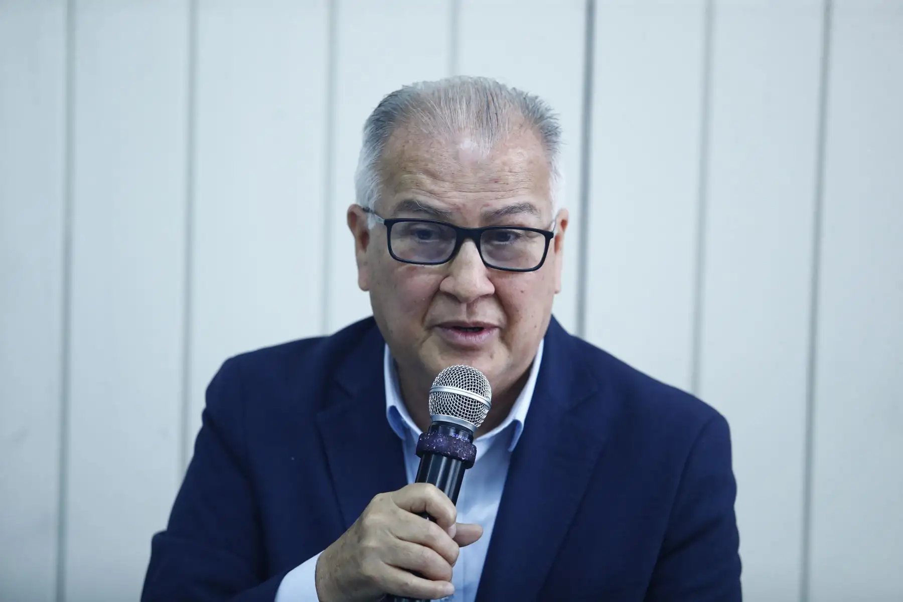 El senador electo del partido Ahora Nación, Alfonso López Chau, participó en la firma del Compromiso por la Infancia con UNICEF, junto con un grupo de adolescentes. El representante de UNICEF en el Perú será el garante para su cumplimiento. Foto: ANDINA/Daniel Bracamonte