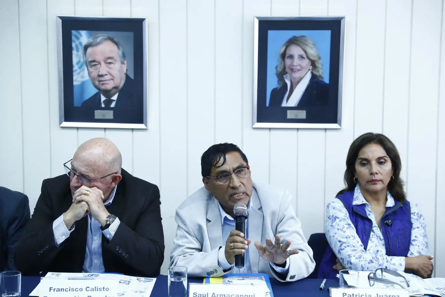 El senador electo del partido Juntos por el Perú, Saúl Armacanqui, participó en la firma del Compromiso por la Infancia con UNICEF, junto con un grupo de adolescentes. El representante de UNICEF en el Perú será el garante para su cumplimiento. Foto: ANDINA/Daniel Bracamonte