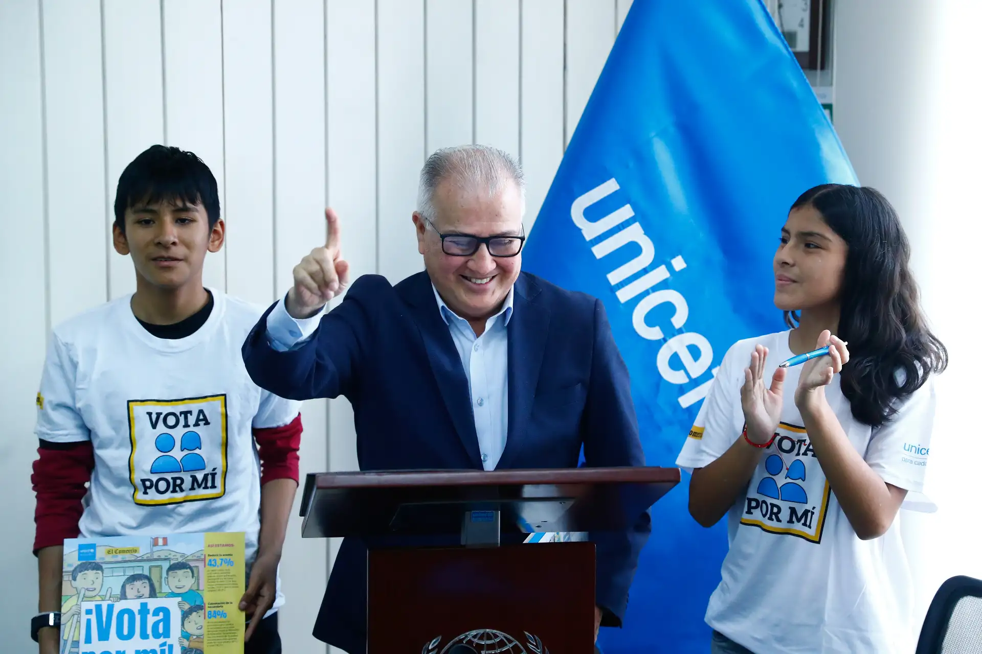 El senador electo del partido Ahora Nación, Alfonso López Chau, participó en la firma del Compromiso por la Infancia con UNICEF, junto con un grupo de adolescentes. El representante de UNICEF en el Perú será el garante para su cumplimiento. Foto: ANDINA/Daniel Bracamonte