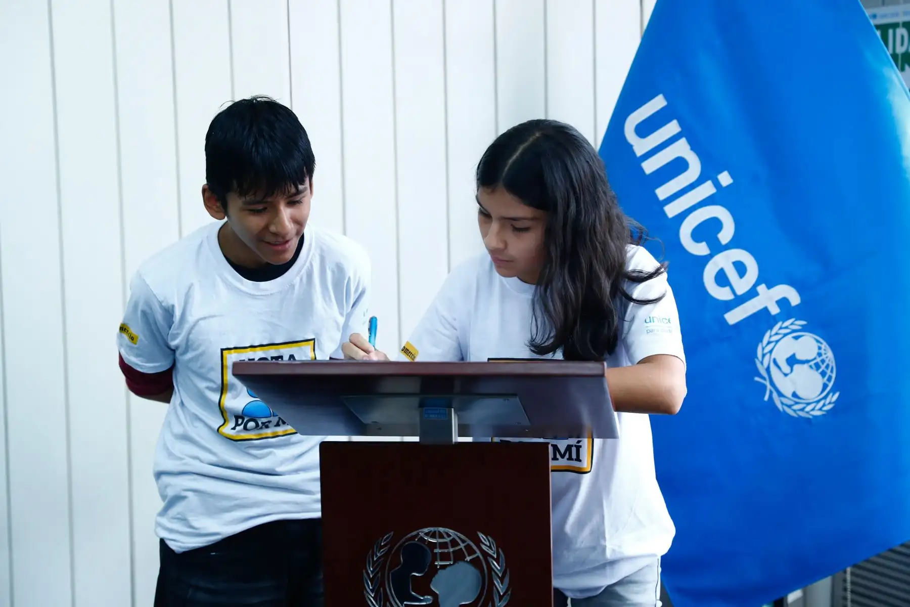 Los senadores más votados de seis agrupaciones políticas en las Elecciones Generales 2026 firmaron el Compromiso por la Infancia con UNICEF el sábado 20 de junio, junto con un grupo de adolescentes. El representante de UNICEF en el Perú será el garante para su cumplimiento. Foto: ANDINA/Daniel Bracamonte