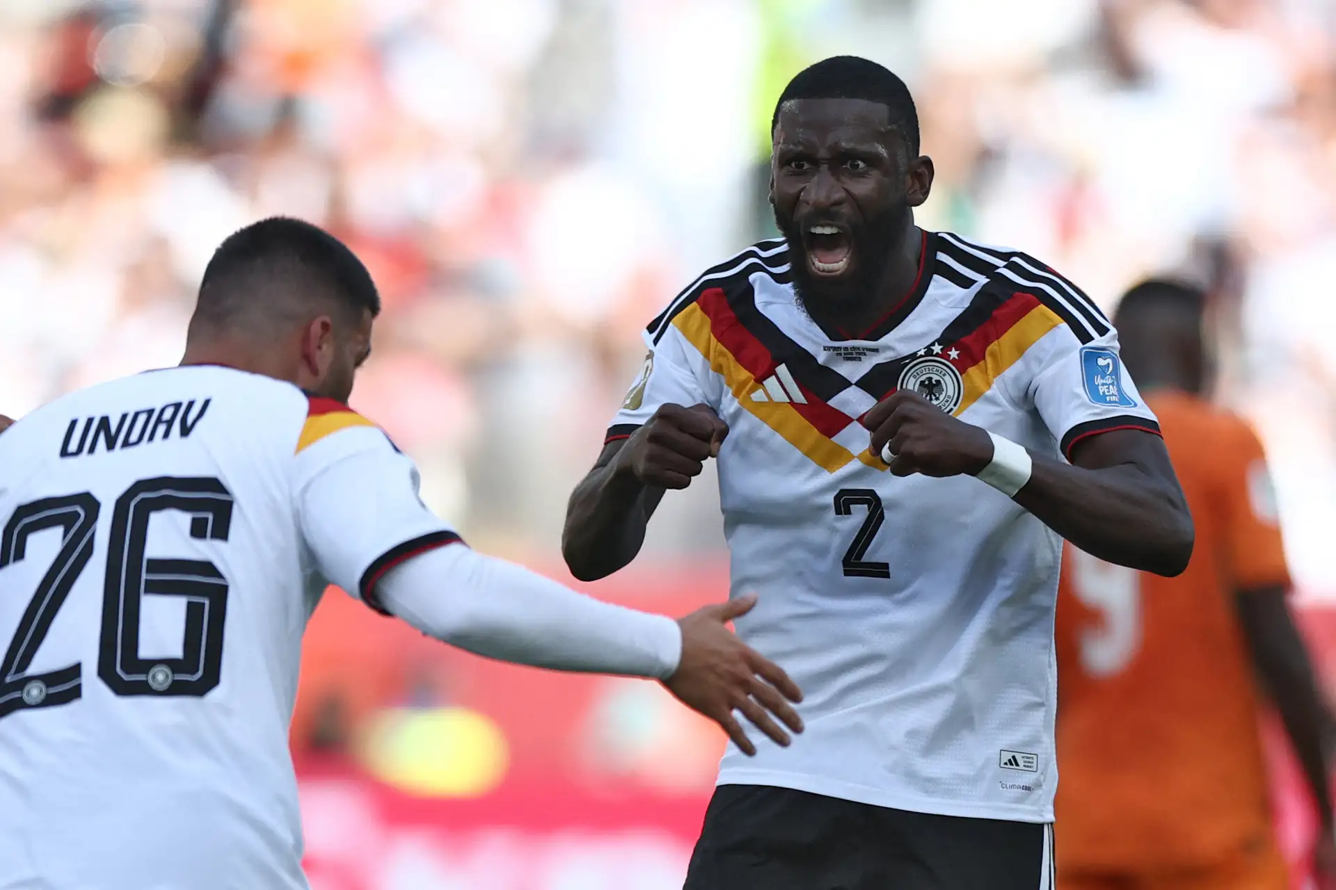 El defensa alemán Antonio Ruediger, felicita al delantero alemán Deniz Undav por su gol durante el partido de fútbol del Grupo E del Mundial 2026 entre Alemania y Costa de Marfil, disputado en el Estadio de Toronto.
Foto: AFP