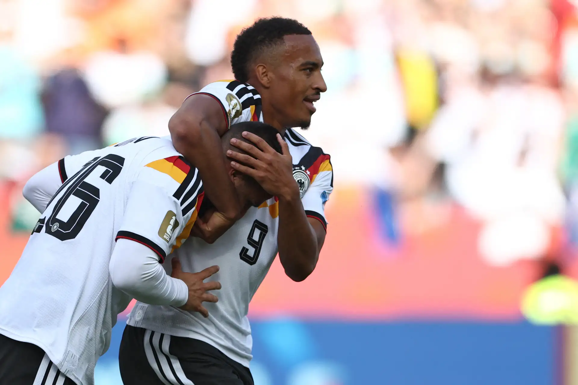 El delantero alemán Deniz Undav  es felicitado por el centrocampista Jamie Leweling, tras marcar el primer gol de su equipo durante el partido de fútbol del Grupo E del Mundial de 2026 entre Alemania y Costa de Marfil, disputado en el Estadio de Toronto.
Foto: AFP