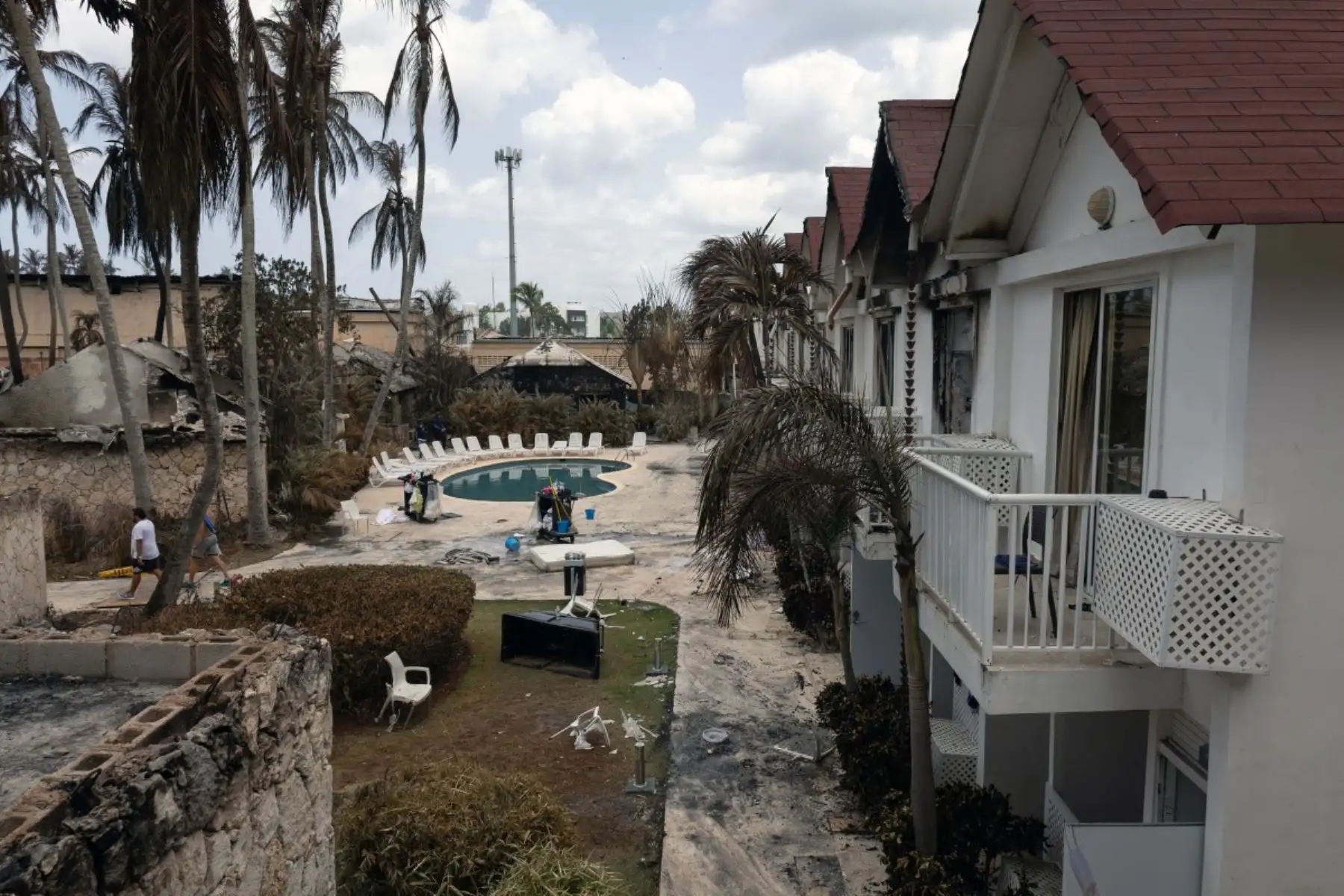 Vista de la zona de la piscina y la vegetación dañada en el hotel Viva Dominicus Beach tras un incendio en Bayahibe, provincia de La Altagracia, República Dominicana, el 20 de julio de 2026. Un turista italiano falleció el 19 de junio tras inhalar el humo de un gran incendio en un hotel de la localidad turística de Bayahibe, en el sureste de la República Dominicana, según informó un funcionario a la AFP. Foto: AFP