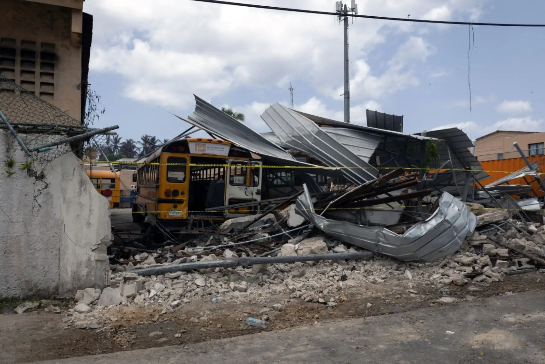 Vista de la zona de la piscina y la vegetación dañada en el hotel Viva Dominicus Beach tras un incendio en Bayahibe, provincia de La Altagracia, República Dominicana, el 20 de julio de 2026. Un turista italiano falleció el 19 de junio tras inhalar el humo de un gran incendio en un hotel de la localidad turística de Bayahibe, en el sureste de la República Dominicana, según informó un funcionario a la AFP. Foto: AFP