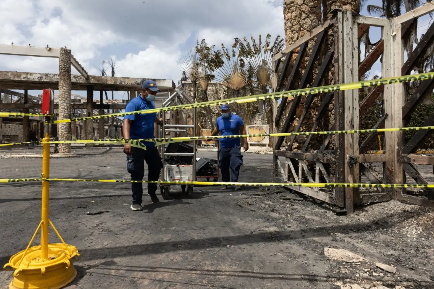 Vista de las estructuras dañadas y los escombros en las instalaciones del hotel Viva Dominicus Beach tras un incendio en Bayahibe, provincia de La Altagracia, República Dominicana, el 20 de julio de 2026. Un turista italiano falleció el 19 de junio tras inhalar el humo de un gran incendio en un hotel de la localidad turística de Bayahibe, en el sureste de la República Dominicana, según informó un funcionario a la AFP. Foto: AFP