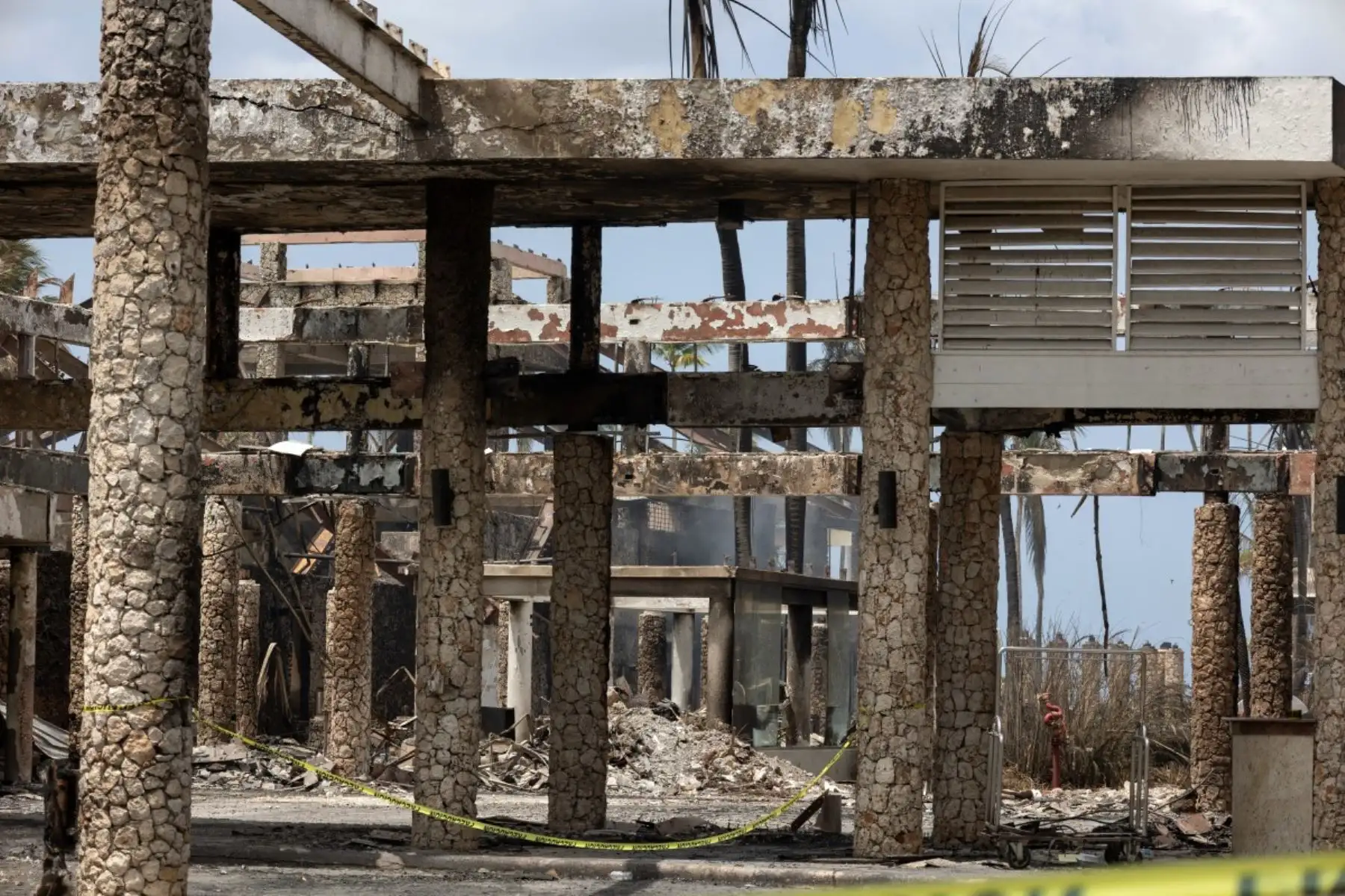 Vista de las estructuras dañadas y los escombros en las instalaciones del hotel Viva Dominicus Beach tras un incendio en Bayahibe, provincia de La Altagracia, República Dominicana, el 20 de julio de 2026. Un turista italiano falleció el 19 de junio tras inhalar el humo de un gran incendio en un hotel de la localidad turística de Bayahibe, en el sureste de la República Dominicana, según informó un funcionario a la AFP. Foto: AFP