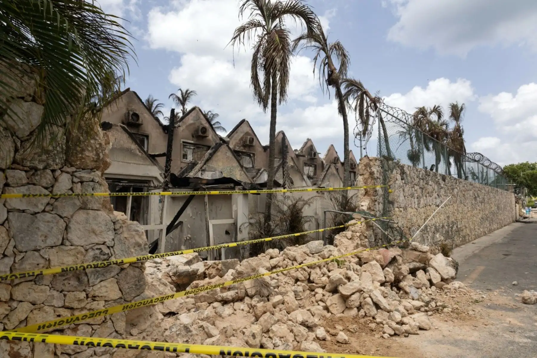 Vista de las estructuras dañadas y los escombros en las instalaciones del hotel Viva Dominicus Beach tras un incendio en Bayahibe, provincia de La Altagracia, República Dominicana, el 20 de julio de 2026. Un turista italiano falleció el 19 de junio tras inhalar el humo de un gran incendio en un hotel de la localidad turística de Bayahibe, en el sureste de la República Dominicana, según informó un funcionario a la AFP. Foto: AFP