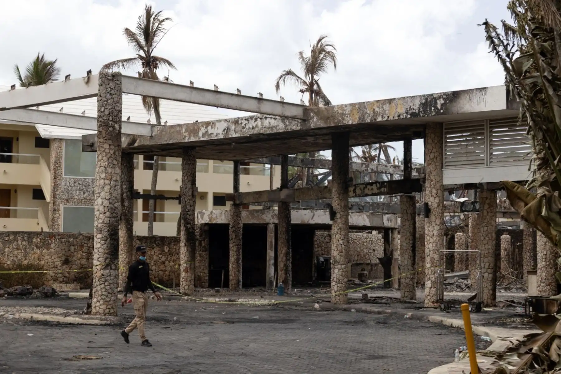 Vista de las estructuras dañadas y los escombros en las instalaciones del hotel Viva Dominicus Beach tras un incendio en Bayahibe, provincia de La Altagracia, República Dominicana, el 20 de julio de 2026. Un turista italiano falleció el 19 de junio tras inhalar el humo de un gran incendio en un hotel de la localidad turística de Bayahibe, en el sureste de la República Dominicana, según informó un funcionario a la AFP. Foto: AFP