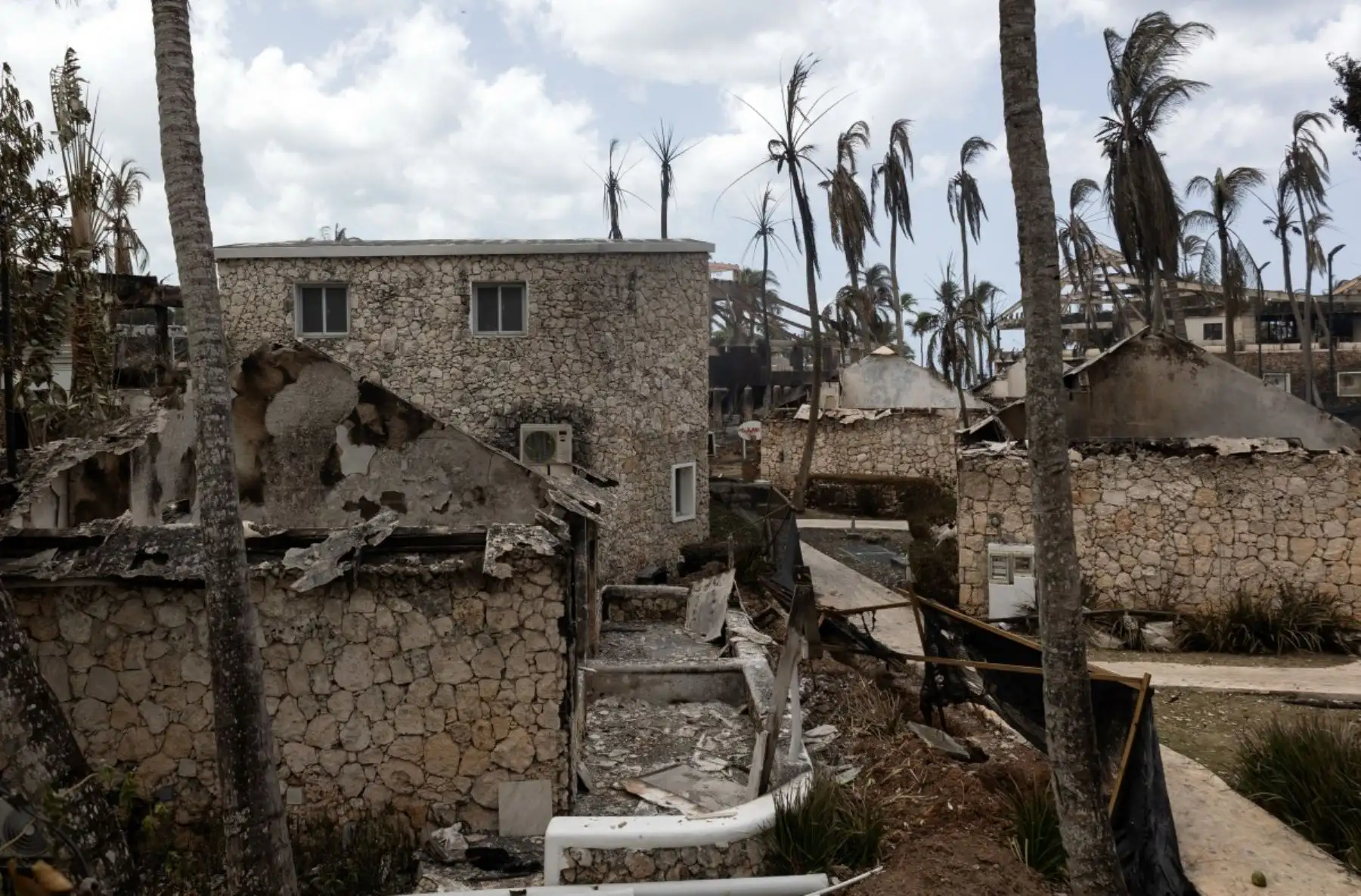 Vista de las estructuras dañadas y los escombros en las instalaciones del hotel Viva Dominicus Beach tras un incendio en Bayahibe, provincia de La Altagracia, República Dominicana, el 20 de julio de 2026. Un turista italiano falleció el 19 de junio tras inhalar el humo de un gran incendio en un hotel de la localidad turística de Bayahibe, en el sureste de la República Dominicana, según informó un funcionario a la AFP. Foto: AFP