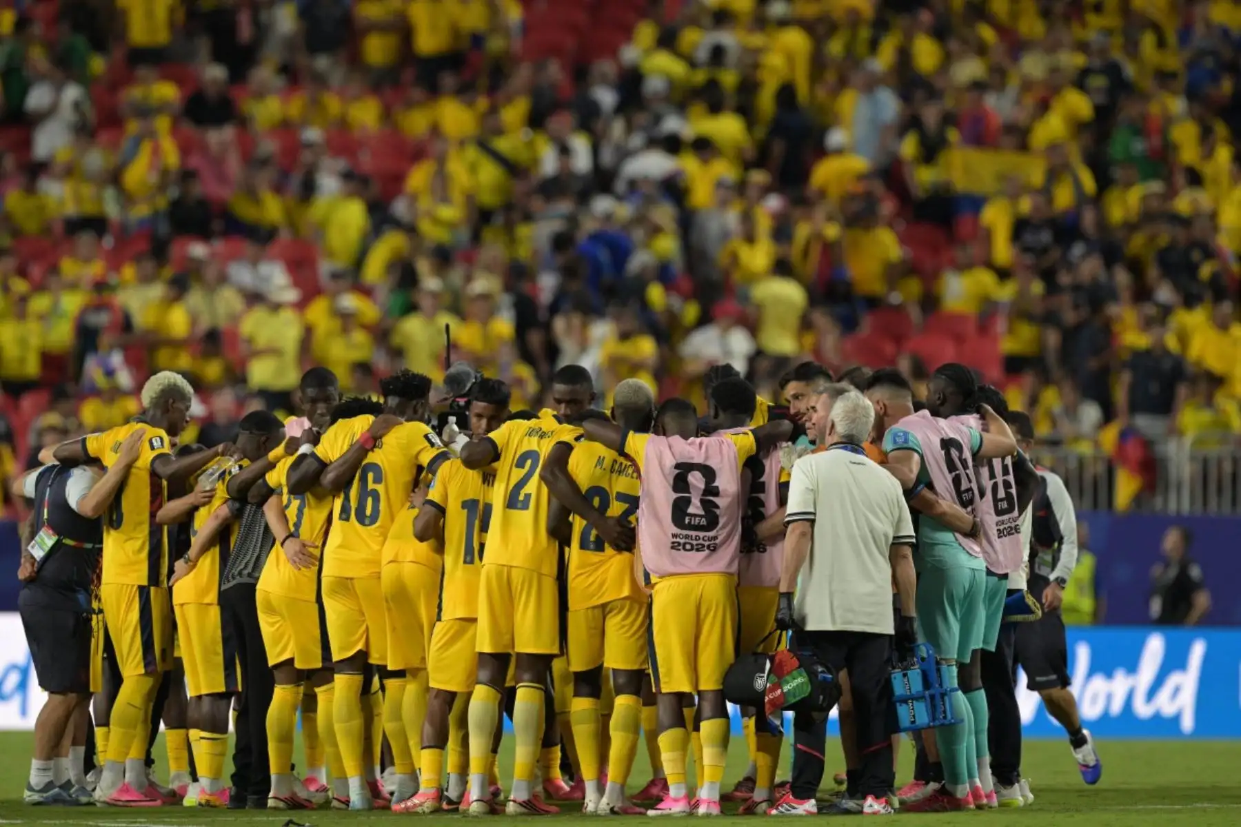 Los jugadores de Ecuador reaccionan al final del partido de fútbol del Grupo E del Mundial 2026 entre Ecuador y Curazao en el Estadio de Kansas City, en Kansas City, el 20 de junio de 2026. (Foto de JUAN MABROMATA / AFP)