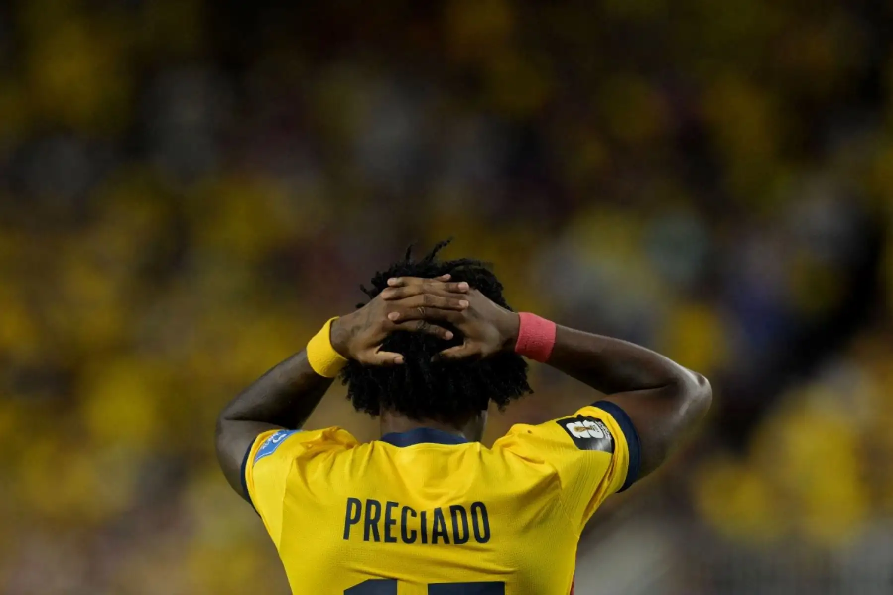 El defensa ecuatoriano número 17, Angelo Preciado, reacciona tras una ocasión de gol desperdiciada durante el partido de fútbol del Grupo E del Mundial 2026 entre Ecuador y Curazao en el Estadio de Kansas City, en Kansas City, el 20 de junio de 2026. (Foto de JUAN MABROMATA / AFP)