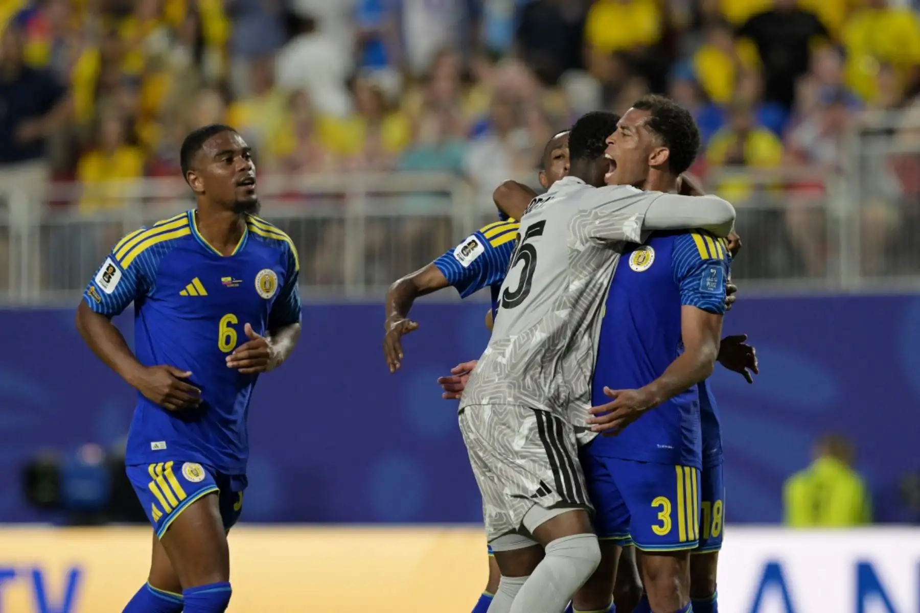 El portero de Curazao, Tyrick Bodak (número 25), celebra con el defensa de Curazao, Jurien Gaari (número 3), al finalizar el partido de fútbol del Grupo E del Mundial 2026 entre Ecuador y Curazao en el Estadio de Kansas City, en Kansas City, el 20 de junio de 2026. (Foto de JUAN MABROMATA / AFP)