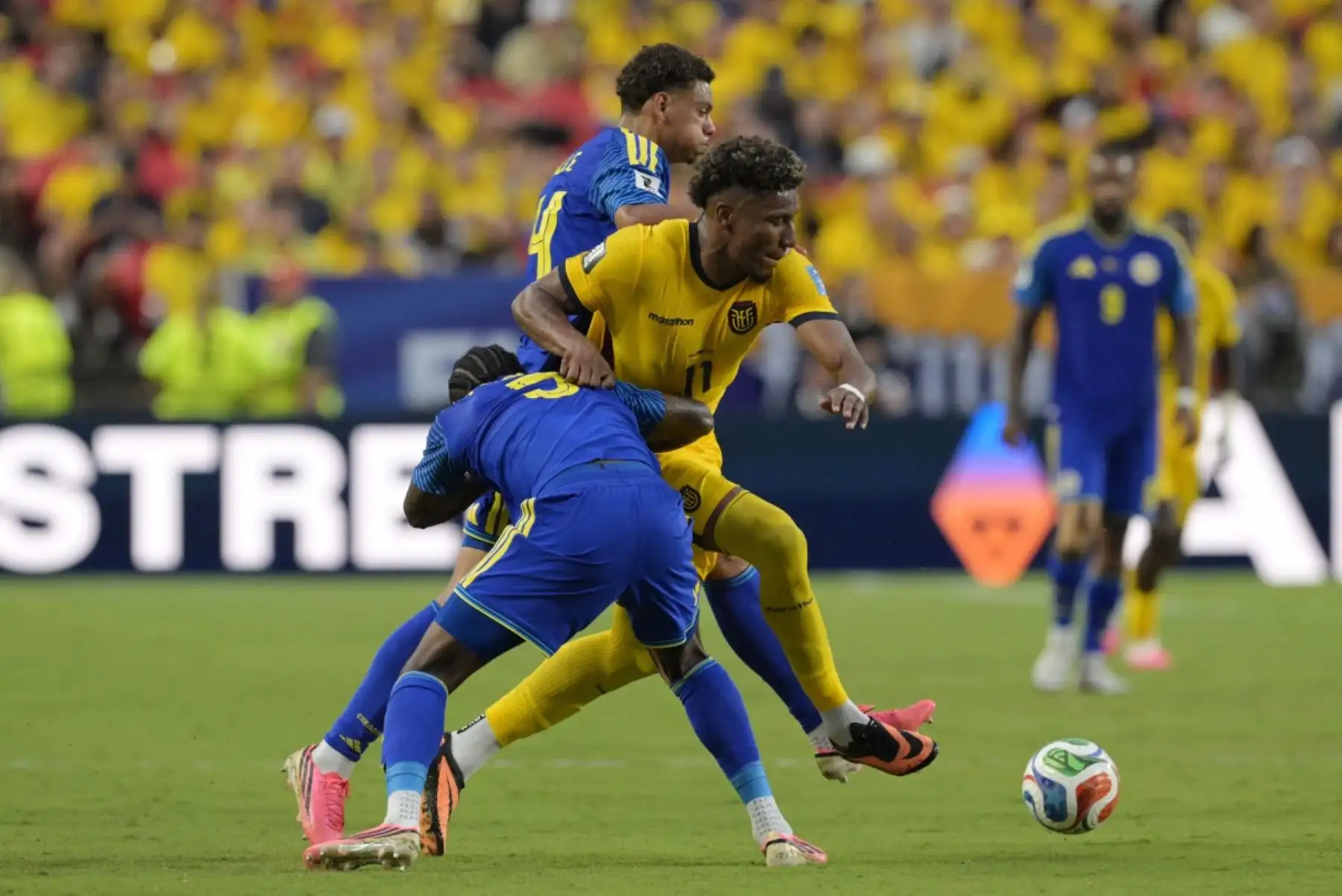 El defensa de Curazao, Sherel Floranus (número 5), y el delantero de Ecuador, Kevin Rodríguez (número 11), luchan por el balón durante el partido de fútbol del Grupo E del Mundial 2026 entre Ecuador y Curazao en el Estadio de Kansas City, en Kansas City, el 20 de junio de 2026. (Foto de JUAN MABROMATA / AFP)