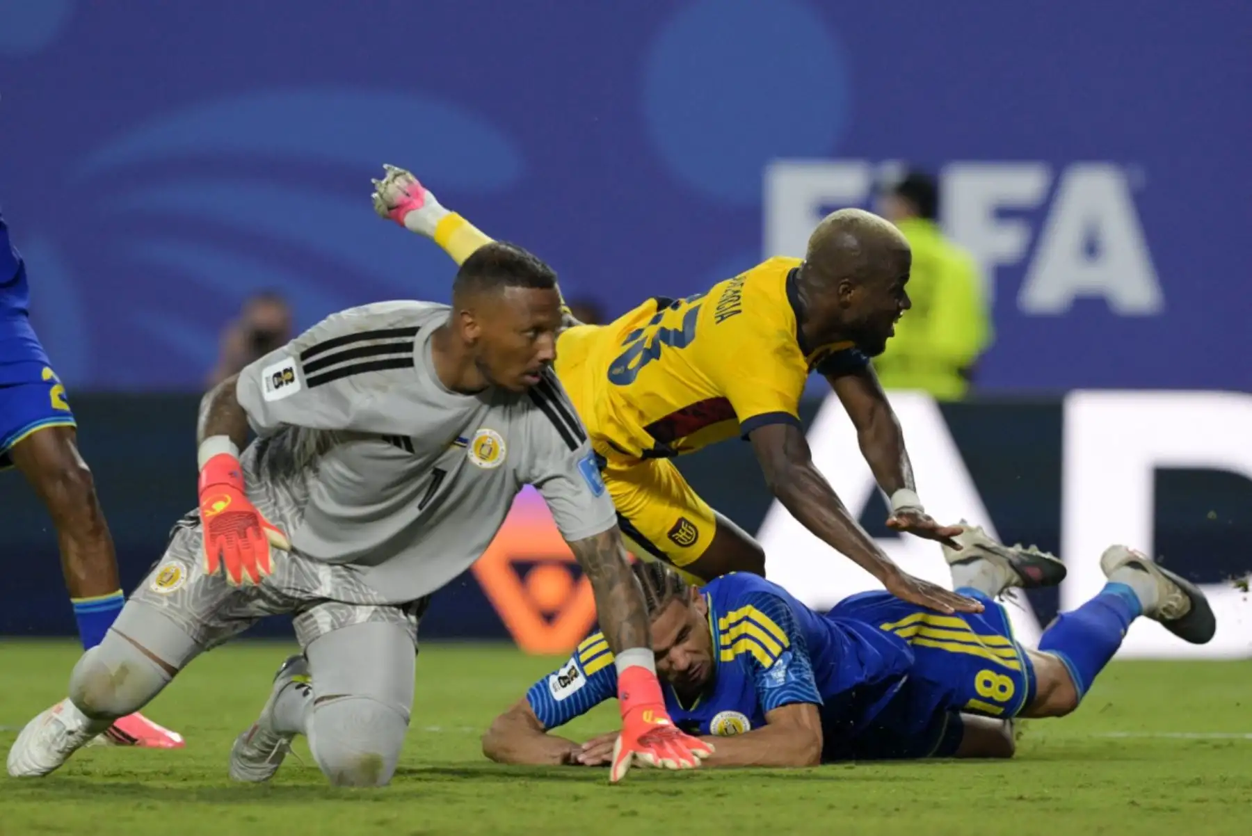 El delantero ecuatoriano Enner Valencia, número 13, falló una oportunidad de gol ante el portero de Curazao, Eloy Room, número 11, y el defensa de Curazao, Armando Obispo, número 18, durante el partido de fútbol del Grupo E del Mundial 2026 entre Ecuador y Curazao en el Estadio de Kansas City, en Kansas City, el 20 de junio de 2026. (Foto de JUAN MABROMATA / AFP)