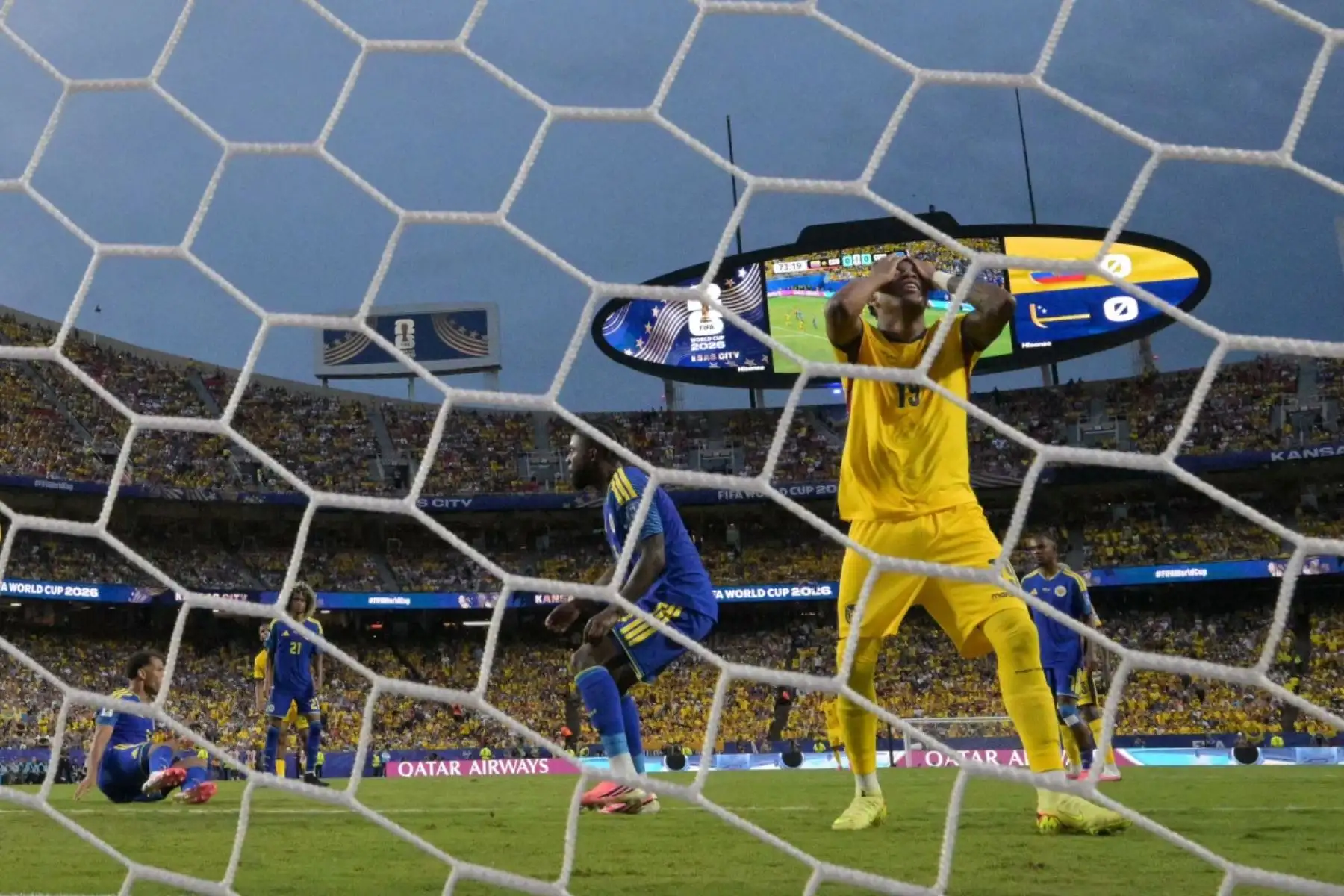 El centrocampista ecuatoriano número 19, Gonzalo Plata, reacciona tras una ocasión de gol desperdiciada durante el partido de fútbol del Grupo E del Mundial 2026 entre Ecuador y Curazao en el Estadio de Kansas City, en Kansas City, el 20 de junio de 2026. (Foto de JUAN MABROMATA / AFP)