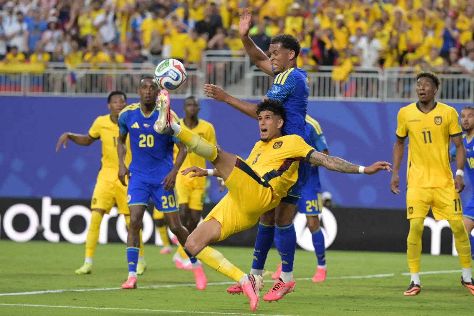 El defensa ecuatoriano número 03, Piero Hincapie, y el defensa curaçao número 03, Jurien Gaari, luchan por el balón durante el partido de fútbol del Grupo E del Mundial 2026 entre Ecuador y Curazao en el Estadio de Kansas City, en Kansas City, el 20 de junio de 2026. (Foto de JUAN MABROMATA / AFP)