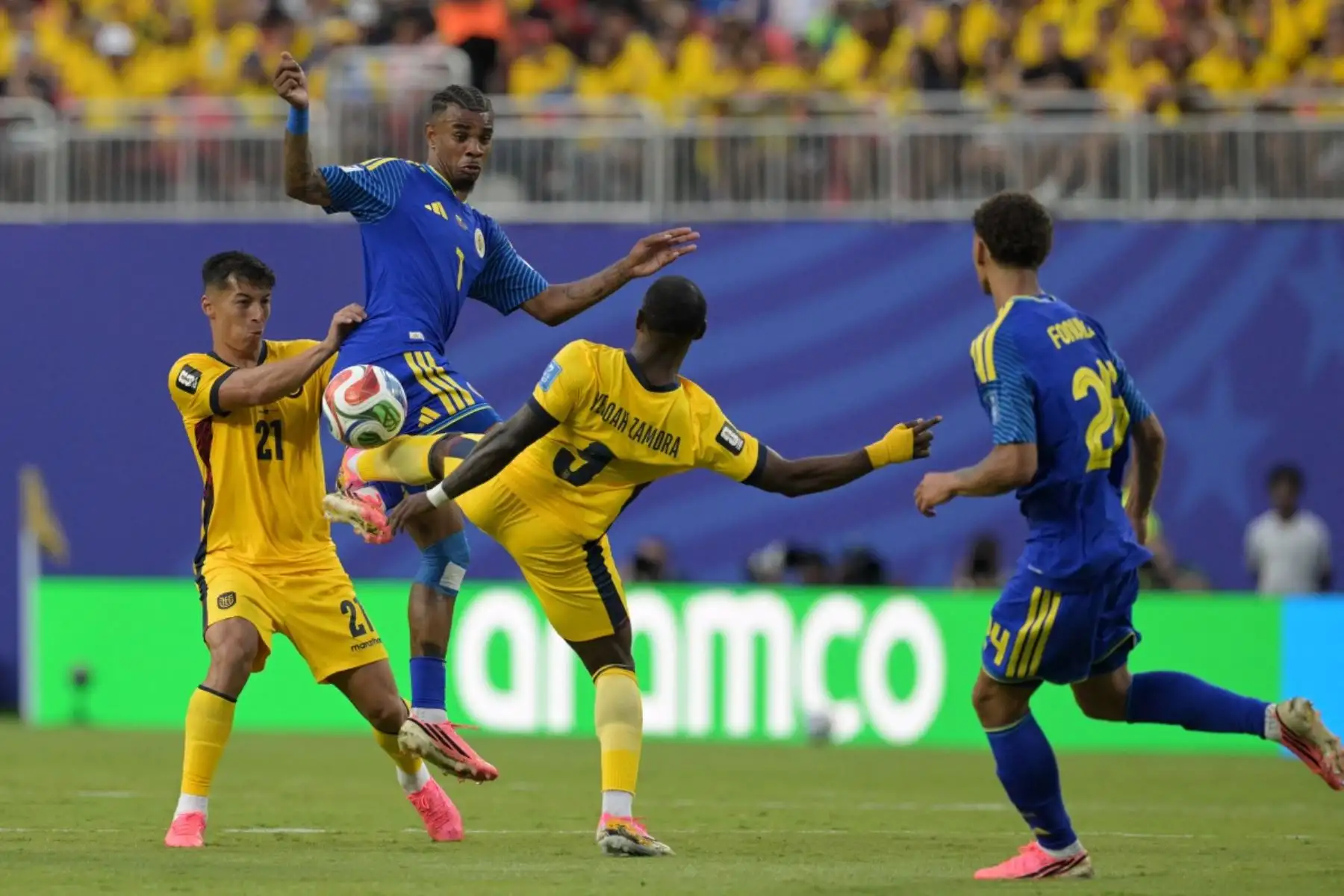 El centrocampista ecuatoriano Alan Franco (n.º 21), el centrocampista de Curazao Juninho Bacuna (n.º 7) y el defensa ecuatoriano Piero Hincapie (n.º 3) luchan por el balón junto al defensa de Curazao Deveron Fonville (n.º 24) durante el partido de fútbol del Grupo E del Mundial 2026 entre Ecuador y Curazao en el Estadio de Kansas City, en Kansas City, el 20 de junio de 2026. (Foto de JUAN MABROMATA / AFP)