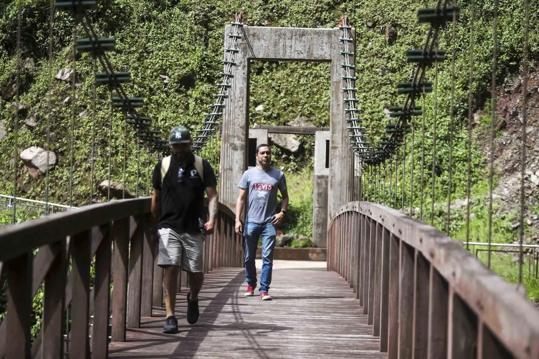 En el marco de XXIX Festividad San Juan Ucayalina, la Dirección de Comercio Exterior y Turimo de Ucayali nos presenta su nuevo atractivo turístico "La cascada Santa Rosa", proyecto en colaboración con las comunidades nativas de la zona y que ayudará a impulsar la economía local. Acompañado por la tradicional cascada, El velo de la novia, que forman parte de un circuito turístico infaltable por Ucayali. Foto: ANDINA/Ricardo Cuba