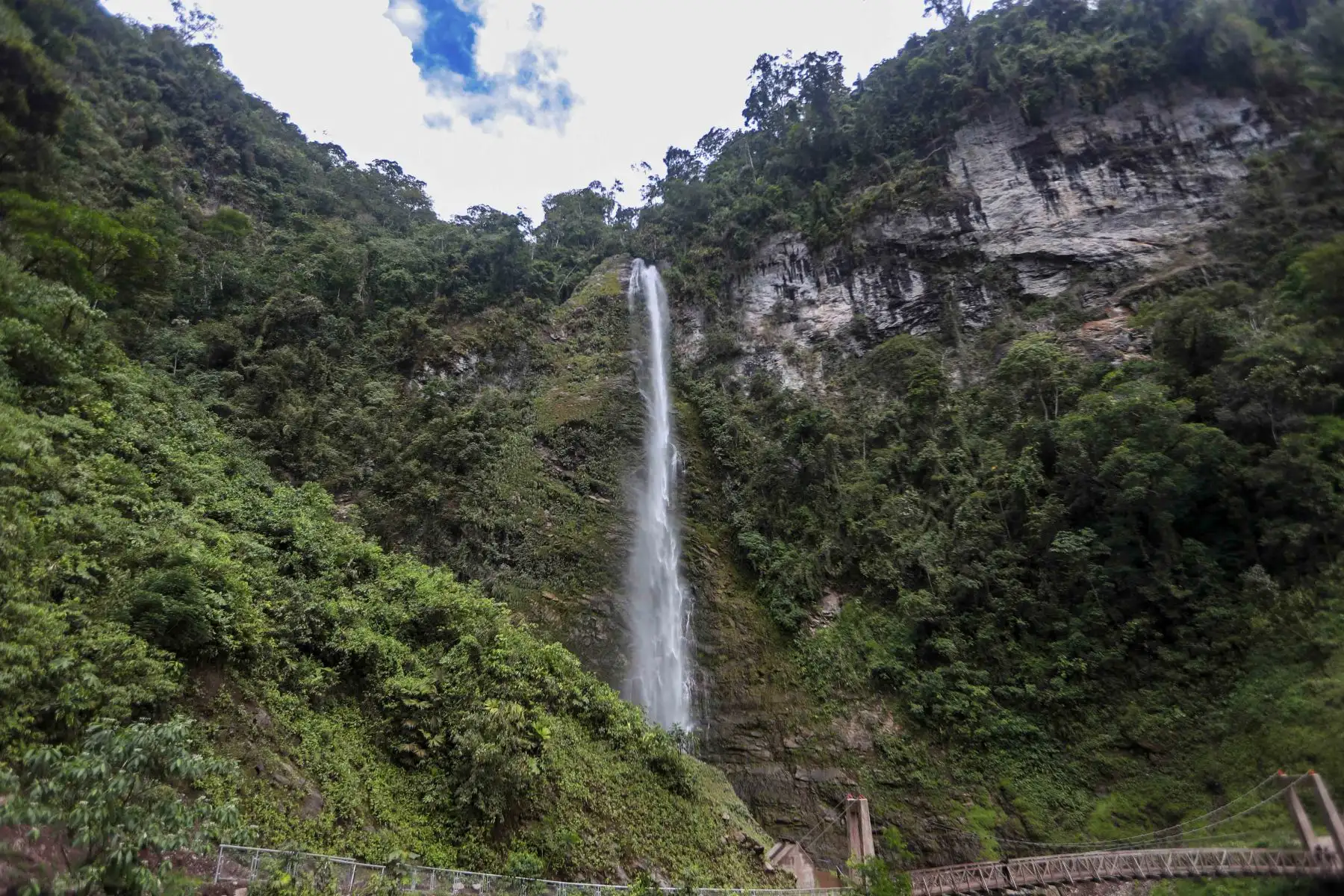 En el marco de XXIX Festividad San Juan Ucayalina, la Dirección de Comercio Exterior y Turimo de Ucayali nos presenta su nuevo atractivo turístico "La cascada Santa Rosa", proyecto en colaboración con las comunidades nativas de la zona y que ayudará a impulsar la economía local. Acompañado por la tradicional cascada, El velo de la novia, que forman parte de un circuito turístico infaltable por Ucayali. Foto: ANDINA/Ricardo Cuba