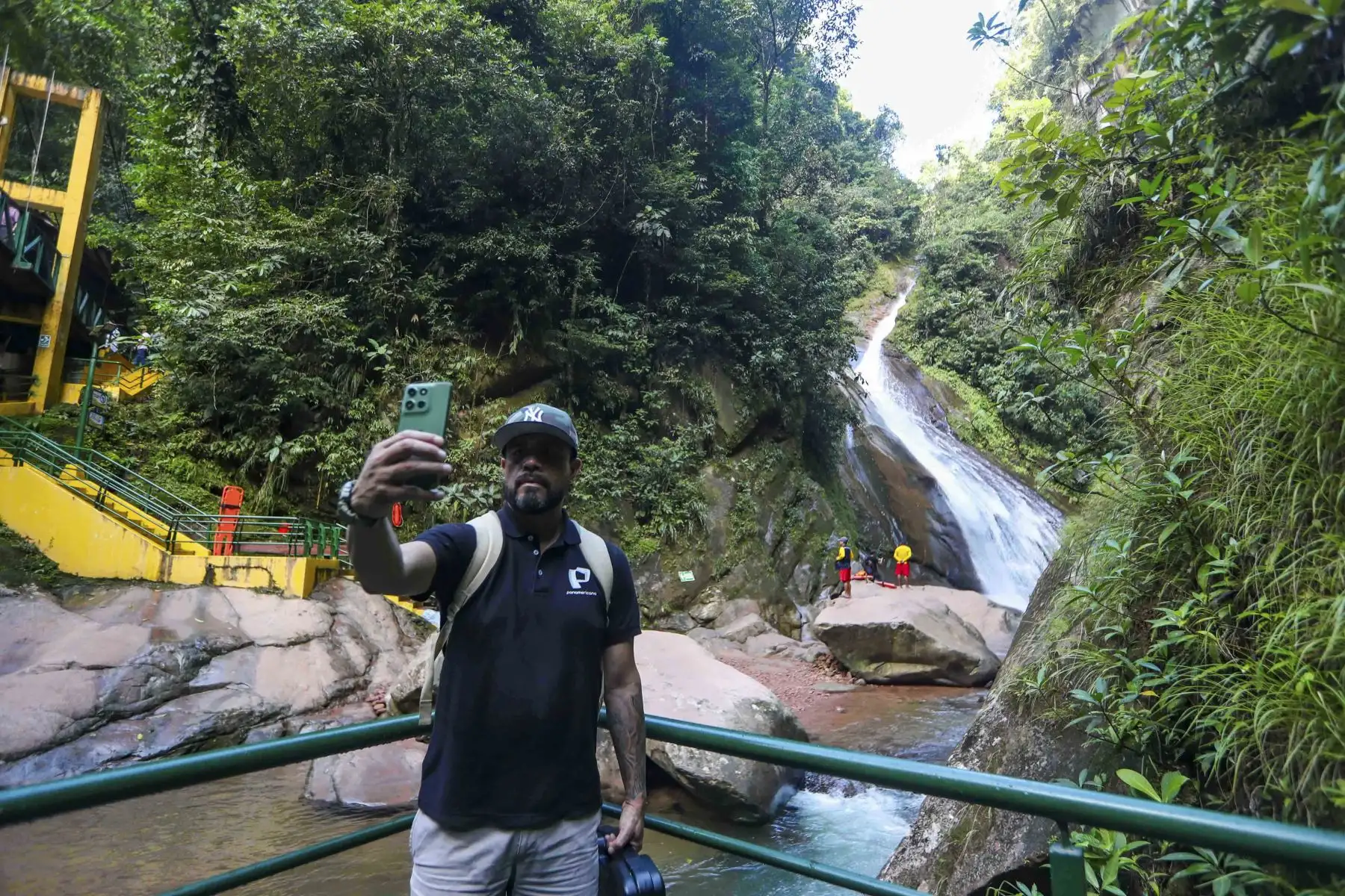 En el marco de XXIX Festividad San Juan Ucayalina, la Dirección de Comercio Exterior y Turimo de Ucayali nos presenta su nuevo atractivo turístico "La cascada Santa Rosa", proyecto en colaboración con las comunidades nativas de la zona y que ayudará a impulsar la economía local. Acompañado por la tradicional cascada, El velo de la novia, que forman parte de un circuito turístico infaltable por Ucayali. Foto: ANDINA/Ricardo Cuba