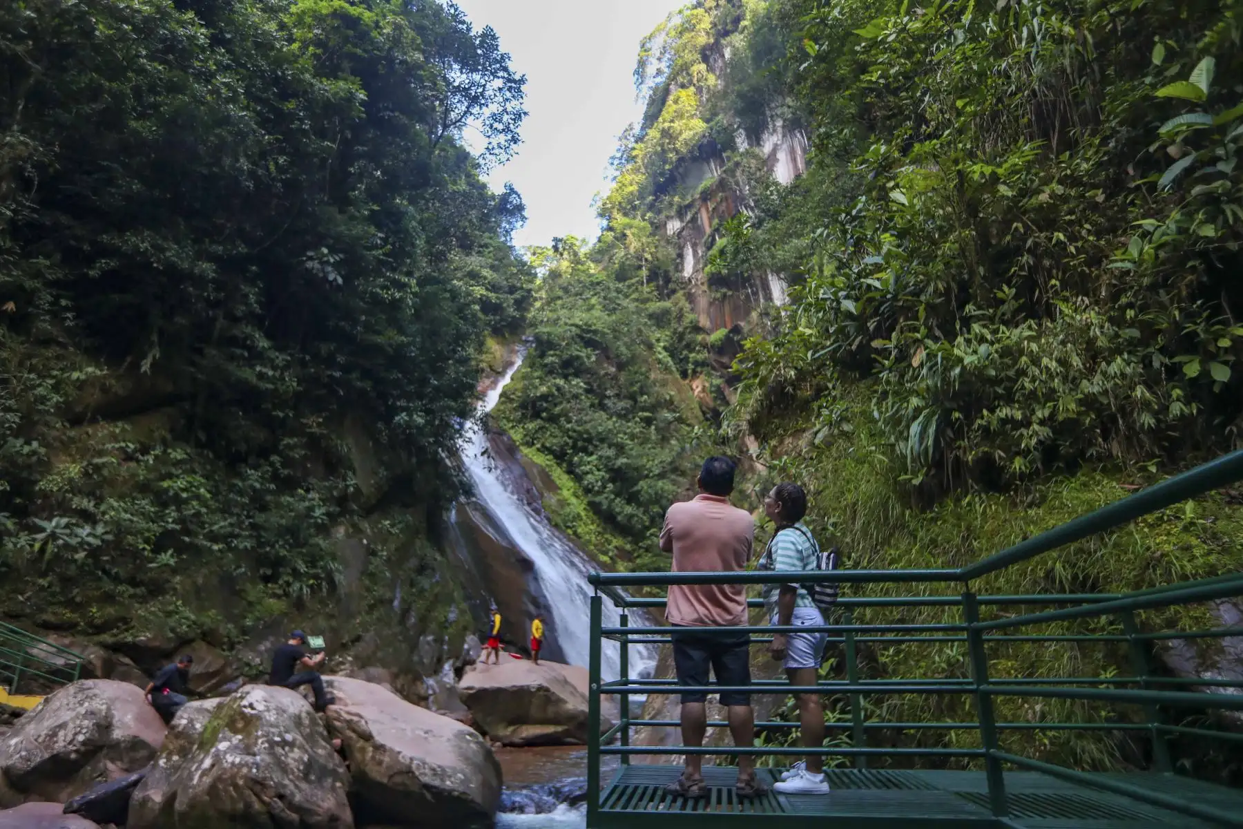 En el marco de XXIX Festividad San Juan Ucayalina, la Dirección de Comercio Exterior y Turimo de Ucayali nos presenta su nuevo atractivo turístico "La cascada Santa Rosa", proyecto en colaboración con las comunidades nativas de la zona y que ayudará a impulsar la economía local. Acompañado por la tradicional cascada, El velo de la novia, que forman parte de un circuito turístico infaltable por Ucayali. Foto: ANDINA/Ricardo Cuba