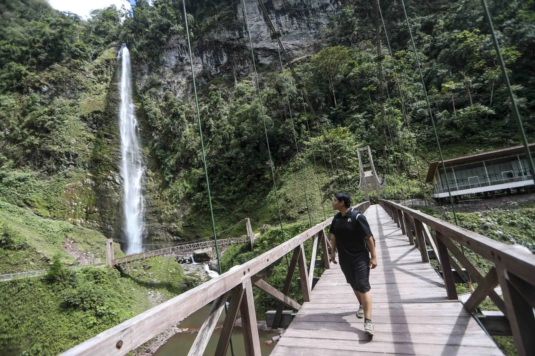 En el marco de XXIX Festividad San Juan Ucayalina, la Dirección de Comercio Exterior y Turismo de Ucayali nos presenta su nuevo atractivo turístico "La cascada Santa Rosa", proyecto en colaboración con las comunidades nativas de la zona y que ayudará a impulsar la economía local. Acompañado por la tradicional cascada, El velo de la novia, que forman parte de un circuito turístico infaltable por Ucayali. Foto: ANDINA/Ricardo Cuba