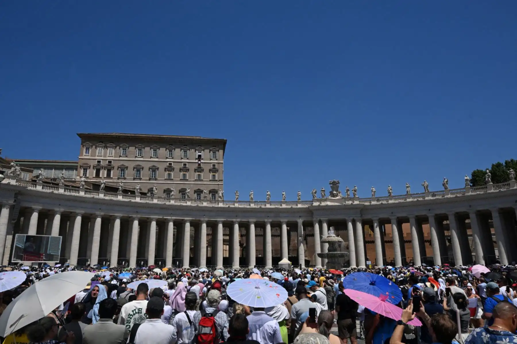 El papa León XIV bendice a la multitud desde una ventana del palacio apostólico con vistas a la Plaza de San Pedro durante el rezo del Ángelus en el Vaticano. Foto: ANDINA/AFP