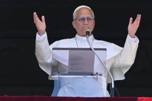 El papa León XIV bendice a la multitud desde una ventana del palacio apostólico