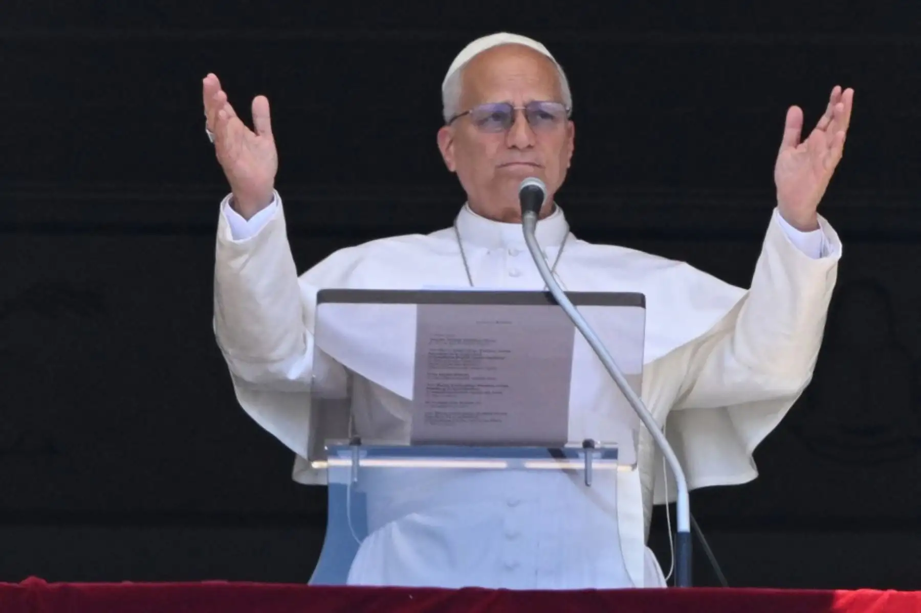 El papa León XIV bendice a la multitud desde una ventana del palacio apostólico con vistas a la Plaza de San Pedro durante el rezo del Ángelus en el Vaticano. Foto: ANDINA/AFP