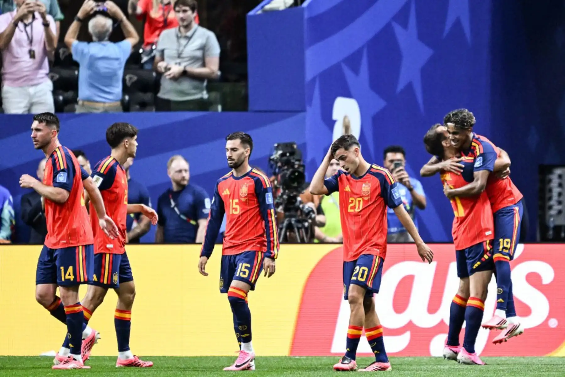 El delantero español Lamine Yamal  del ranking, celebra con sus compañeros tras marcar el primer gol durante el partido de fútbol del Grupo H del Mundial 2026 entre España y Arabia Saudí, disputado en el Atlanta Stadium de Atlanta el 21 de junio de 2026. Foto: ANDINA/AFP