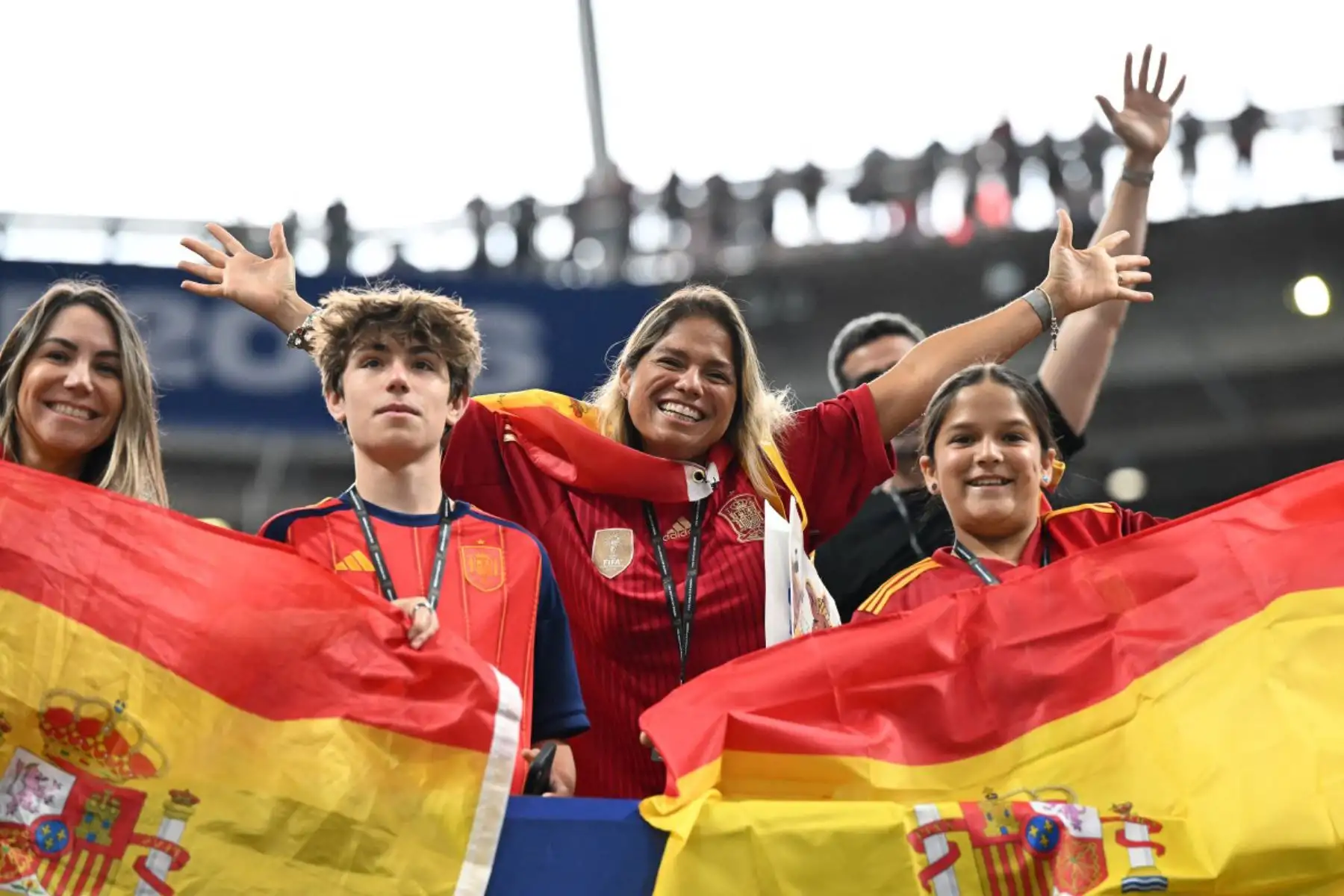 Aficionados españoles posan antes del partido de fútbol del Grupo H del Mundial 2026 entre España y Arabia Saudí en el Atlanta Stadium de Atlanta el 21 de junio de 2026. Foto: ANDINA/AFP