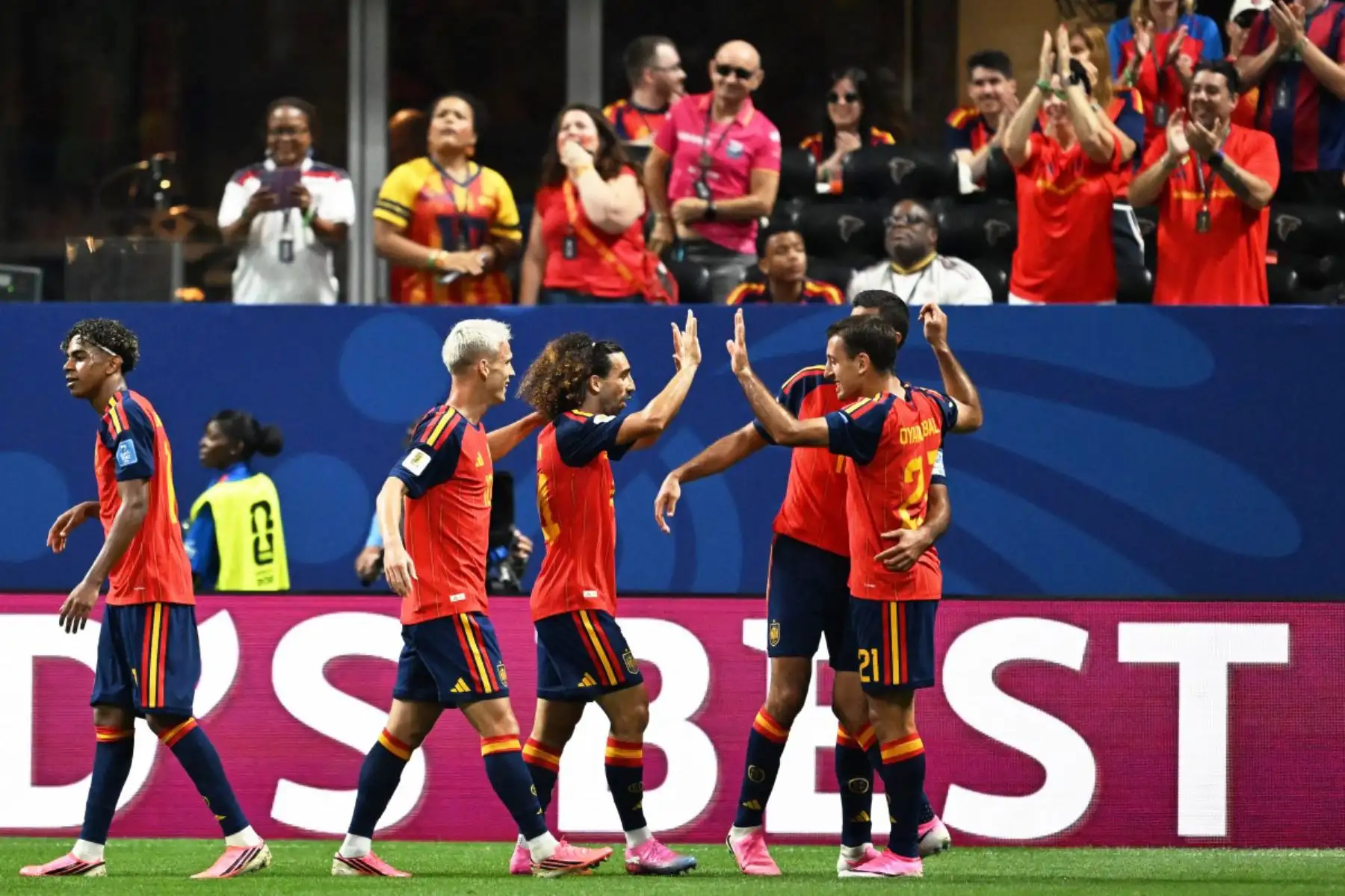 El delantero español Mikel Oyarzabal, celebra con sus compañeros tras marcar el tercer gol de su equipo durante el partido de fútbol del Grupo H del Mundial 2026 entre España y Arabia Saudí, disputado en el Atlanta Stadium de Atlanta el 21 de junio de 2026. Foto: ANDINA/AFP