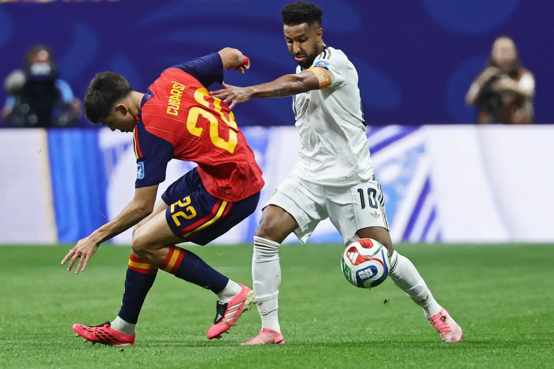 Pau Cubarsi de España y Salem Al-Dawsari de Arabia Saudita en acción durante el partido de fase de grupos del Mundial de la FIFA 2026 España contra Arabia Saudita, en Atlanta, EE.UU., 21 de junio de 2026. Arabia Saudita, España. Foto: ANDINA/EFE