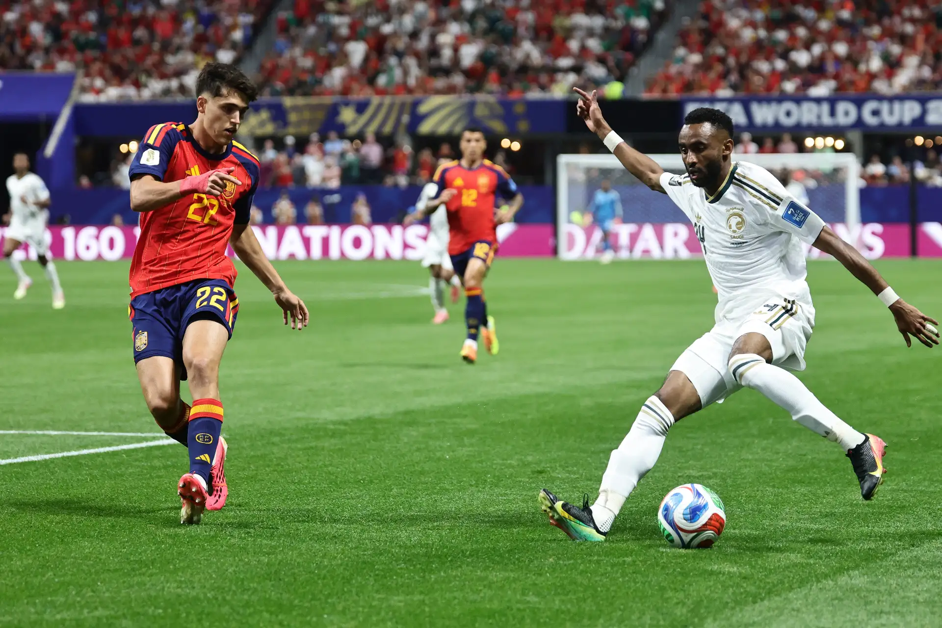 Moteb Al-Harbi de Arabia Saudita y Pau Cubarsi de España en acción durante el partido de fase de grupos del Mundial de la FIFA 2026 España contra Arabia Saudita, en Atlanta, EE.UU. Foto: ANDINA/ EFE