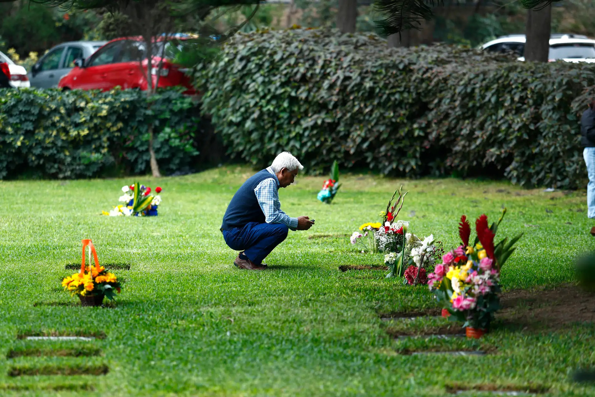 Decenas de personas con arreglos florales y globos decorativos llegaron en familia hasta el cementerio Campo Fe de Huachipa, en Lurigancho-Chosica, para visitar a sus difuntos padres por el Día del Padre, que se celebra hoy domingo 21 de junio de 2026. Foto: ANDINA/Daniel Bracamonte