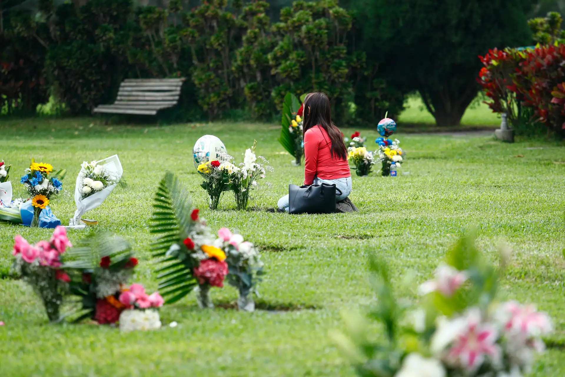 Decenas de personas con arreglos florales y globos decorativos llegaron en familia hasta el cementerio Campo Fe de Huachipa, en Lurigancho-Chosica, para visitar a sus difuntos padres por el Día del Padre, que se celebra hoy domingo 21 de junio de 2026. Foto: ANDINA/Daniel Bracamonte