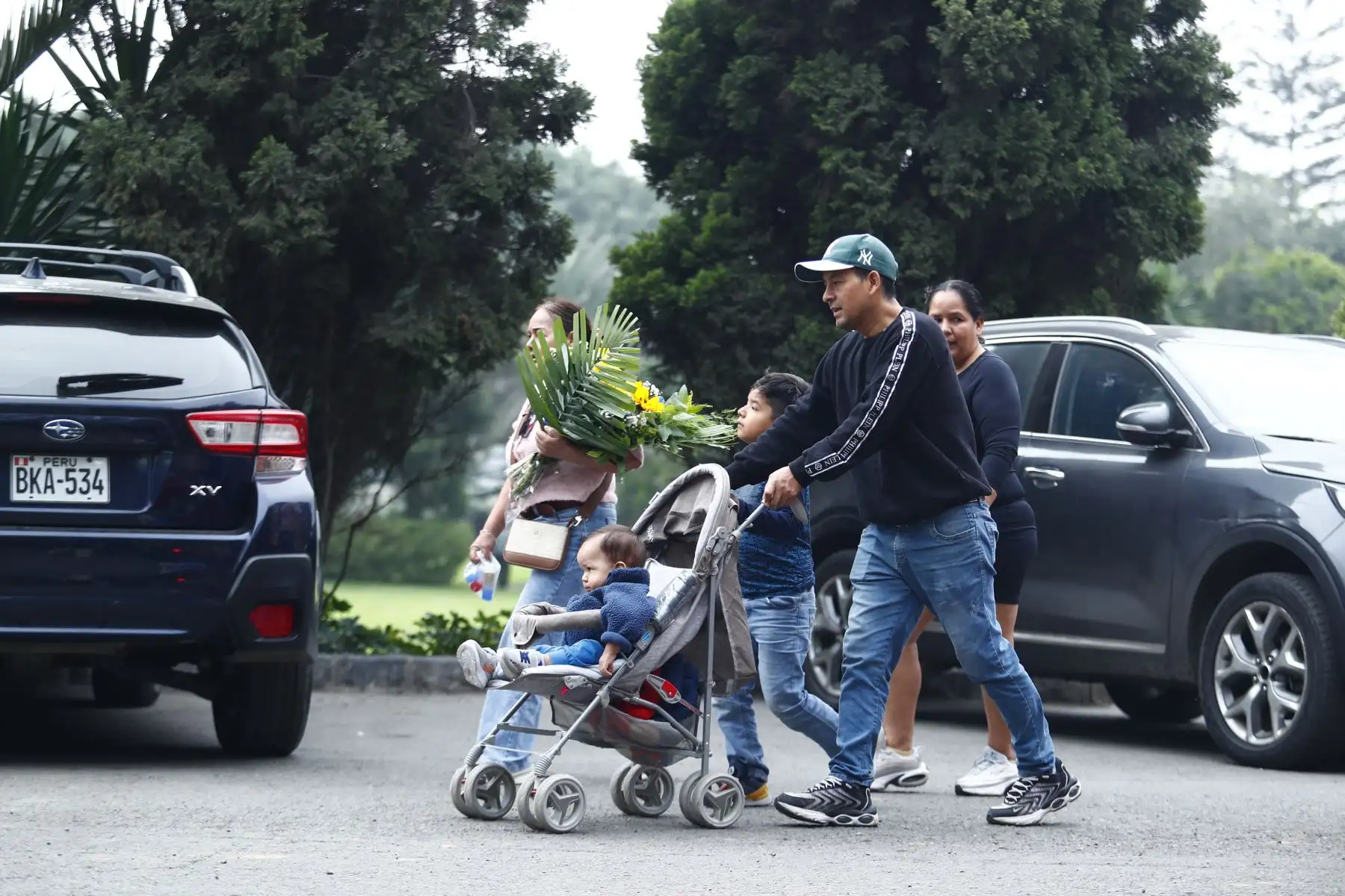 Decenas de personas con arreglos florales y globos decorativos llegaron en familia hasta el cementerio Campo Fe de Huachipa, en Lurigancho-Chosica, para visitar a sus difuntos padres por el Día del Padre, que se celebra hoy domingo 21 de junio de 2026. Foto: ANDINA/Daniel Bracamonte