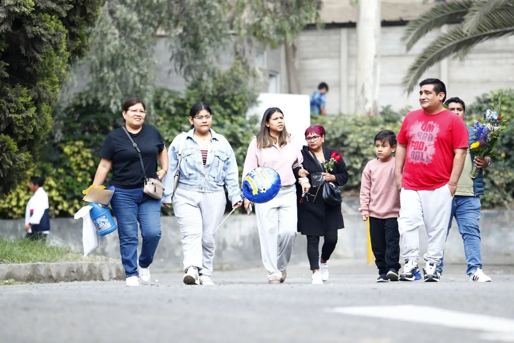 Decenas de personas con arreglos florales y globos decorativos llegaron en familia hasta el cementerio Campo Fe de Huachipa, en Lurigancho-Chosica, para visitar a sus difuntos padres por el Día del Padre, que se celebra hoy domingo 21 de junio de 2026. Foto: ANDINA/Daniel Bracamonte