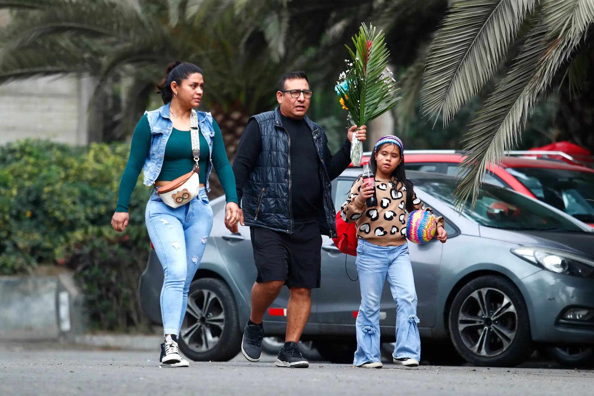 Decenas de personas con arreglos florales y globos decorativos llegaron en familia hasta el cementerio Campo Fe de Huachipa, en Lurigancho-Chosica, para visitar a sus difuntos padres por el Día del Padre, que se celebra hoy domingo 21 de junio de 2026. Foto: ANDINA/Daniel Bracamonte