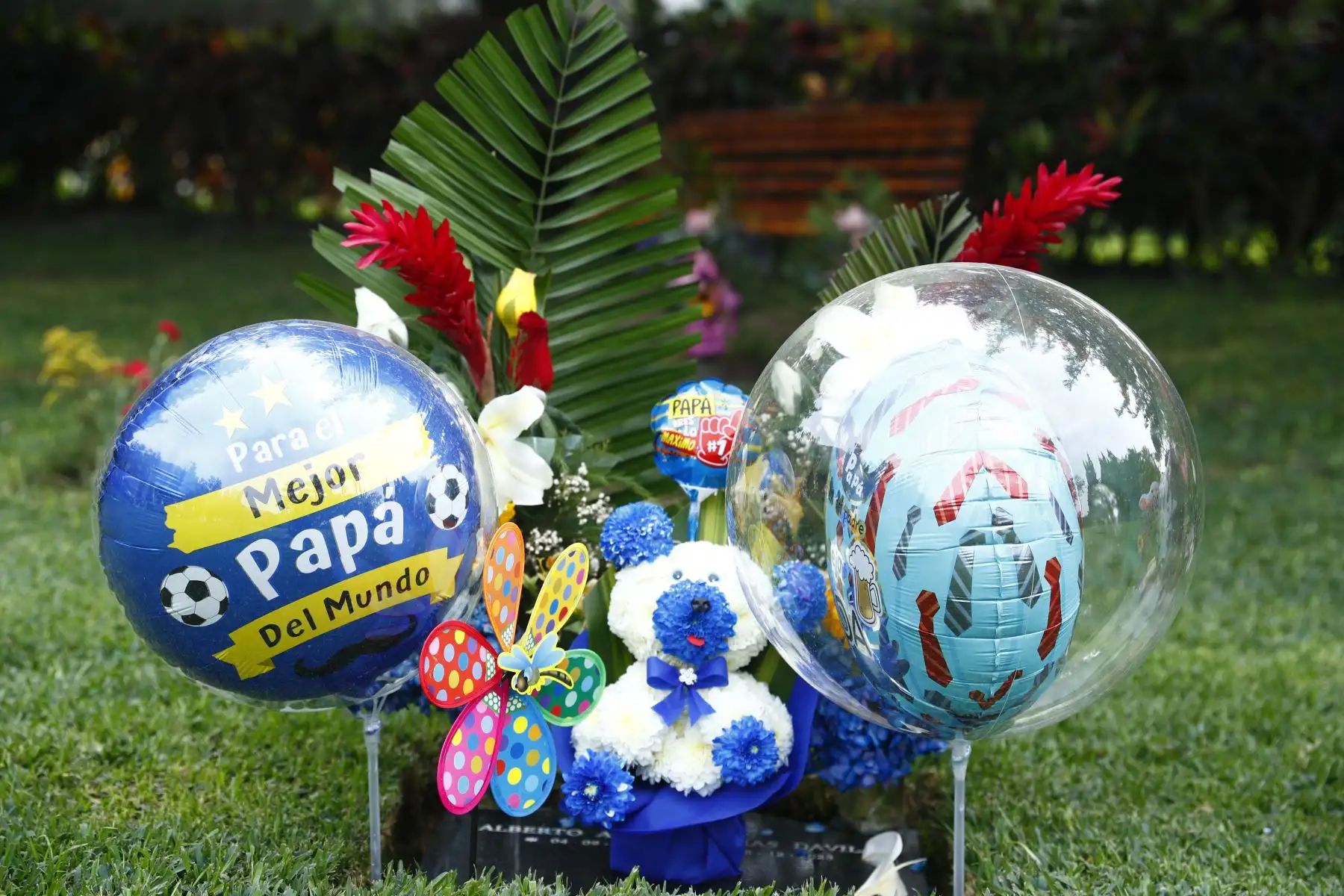 Decenas de personas con arreglos florales y globos decorativos llegaron en familia hasta el cementerio Campo Fe de Huachipa, en Lurigancho-Chosica, para visitar a sus difuntos padres por el Día del Padre, que se celebra hoy domingo 21 de junio de 2026. Foto: ANDINA/Daniel Bracamonte